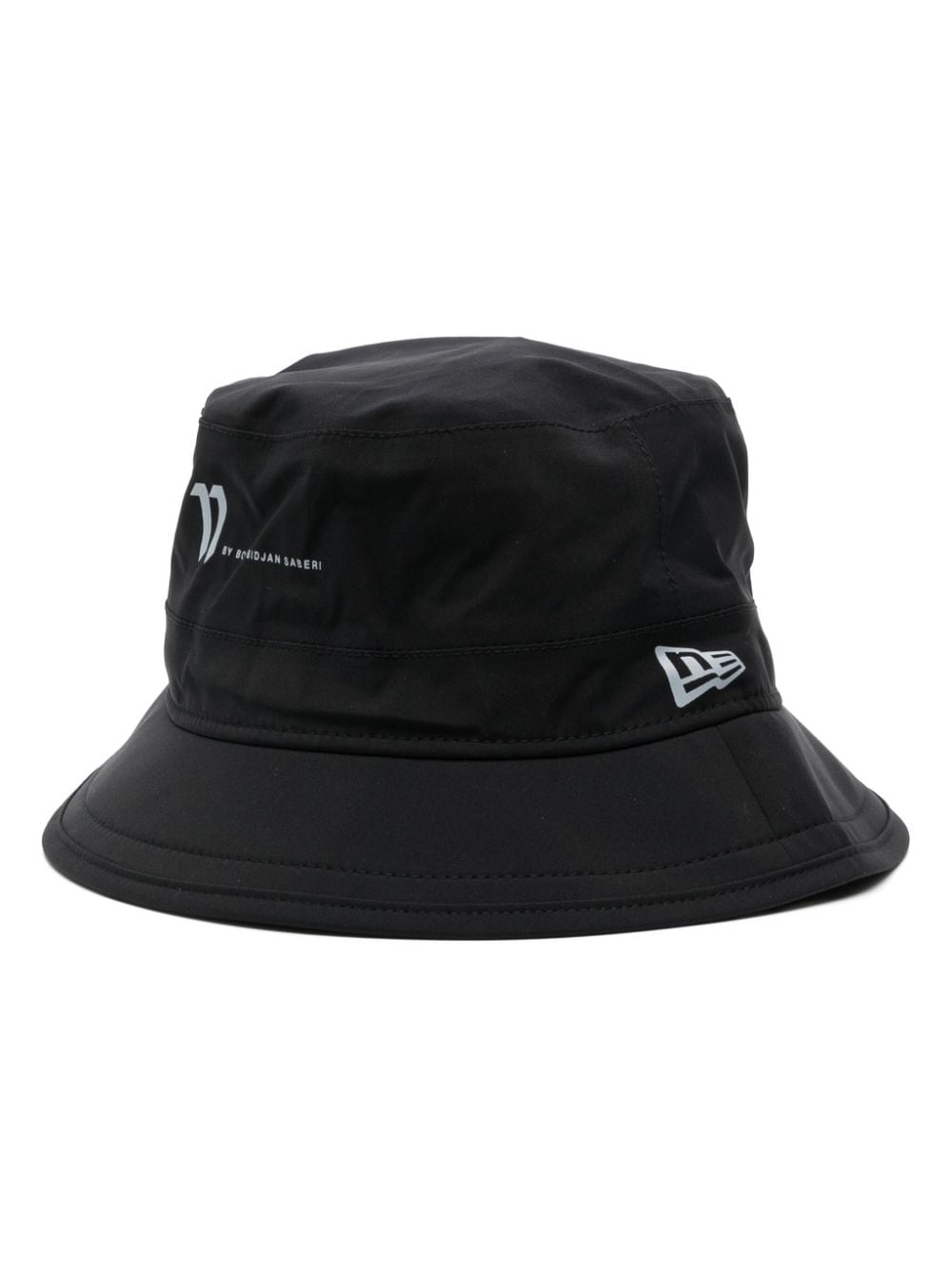 Boris Bidjan Saberi logo-print reflective-effect bucket hat - Black von Boris Bidjan Saberi