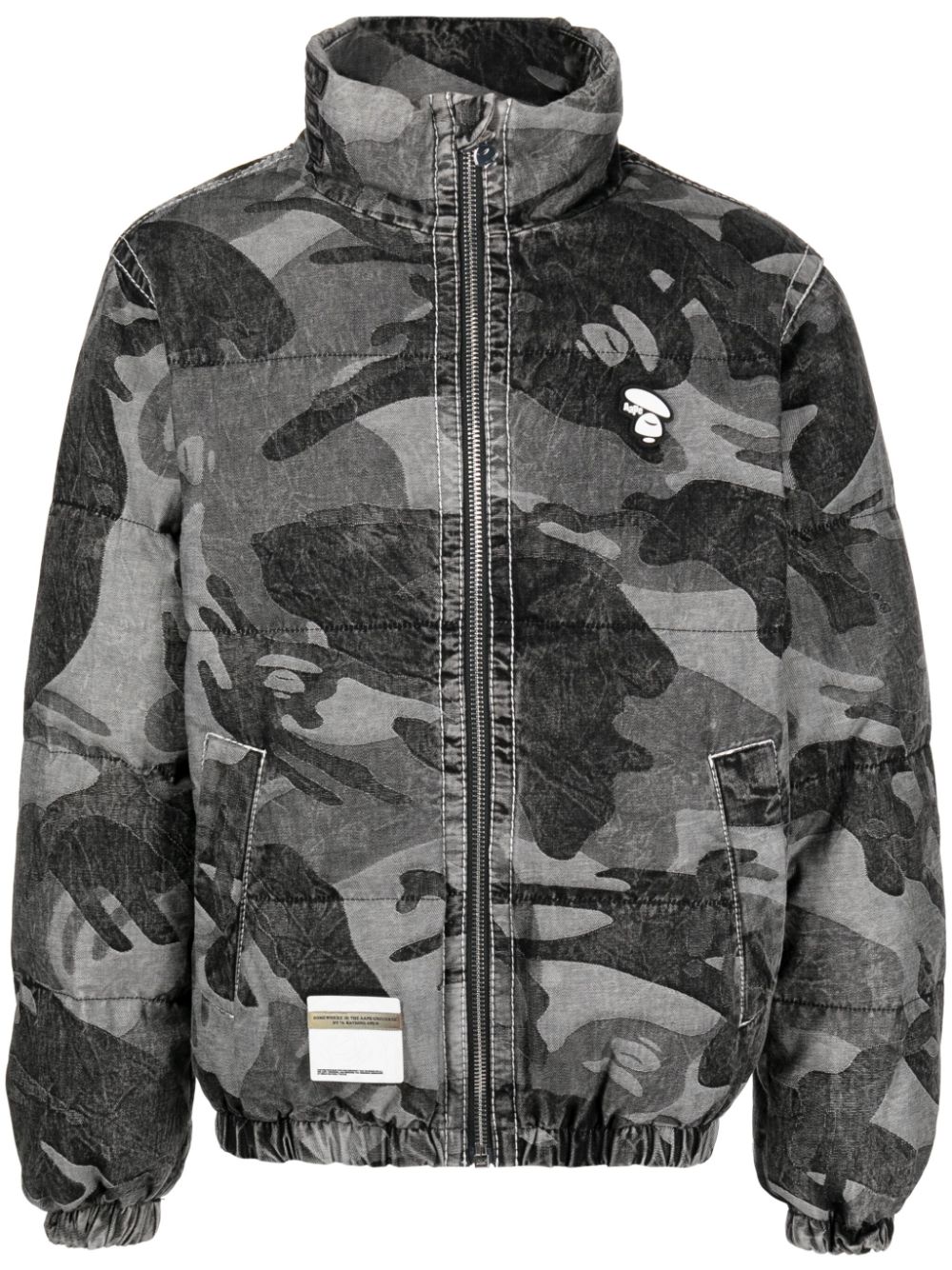 AAPE BY *A BATHING APE® logo-patch camouflage-pattern down jacket - Black von AAPE BY *A BATHING APE®