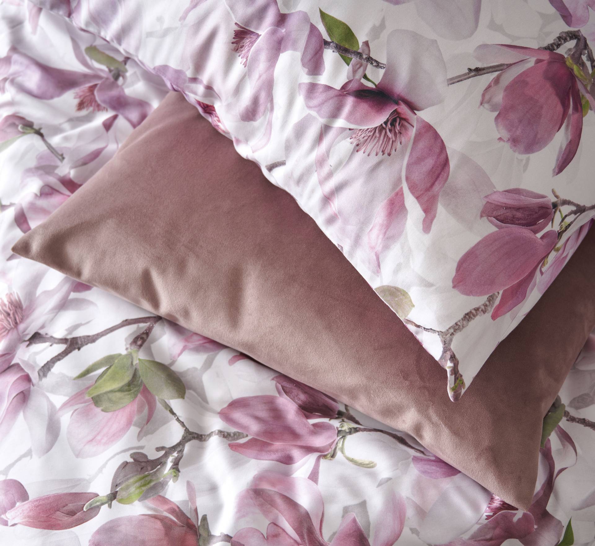 APELT Wendebettwäsche »Dorothy«, exklusive Design Bettwäsche mit grossblütigen Magnolienzweige von APELT