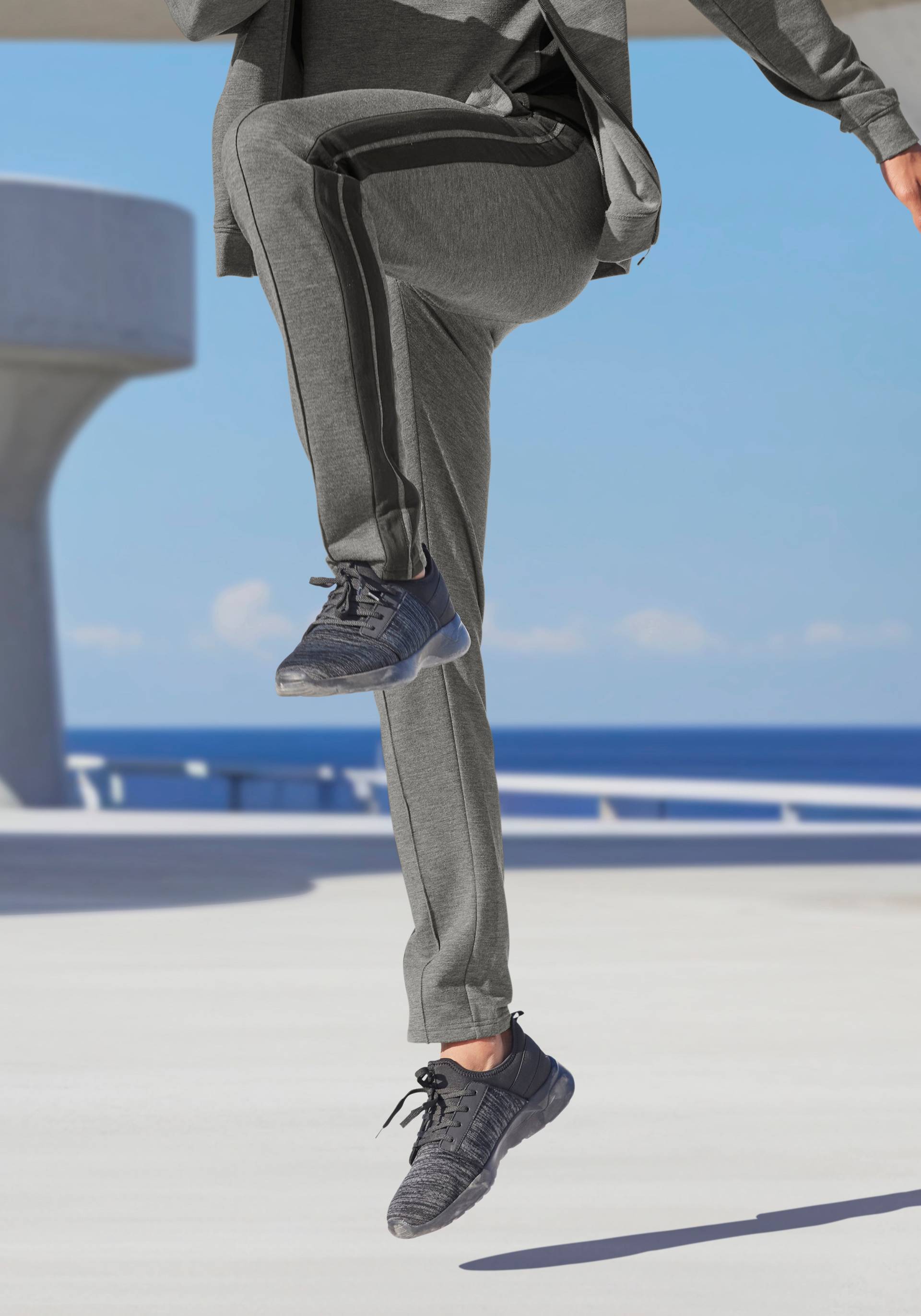 AUTHENTIC LE JOGGER Jogger Pants »- Sporthose«, mit seitlichen Streifen von AUTHENTIC LE JOGGER