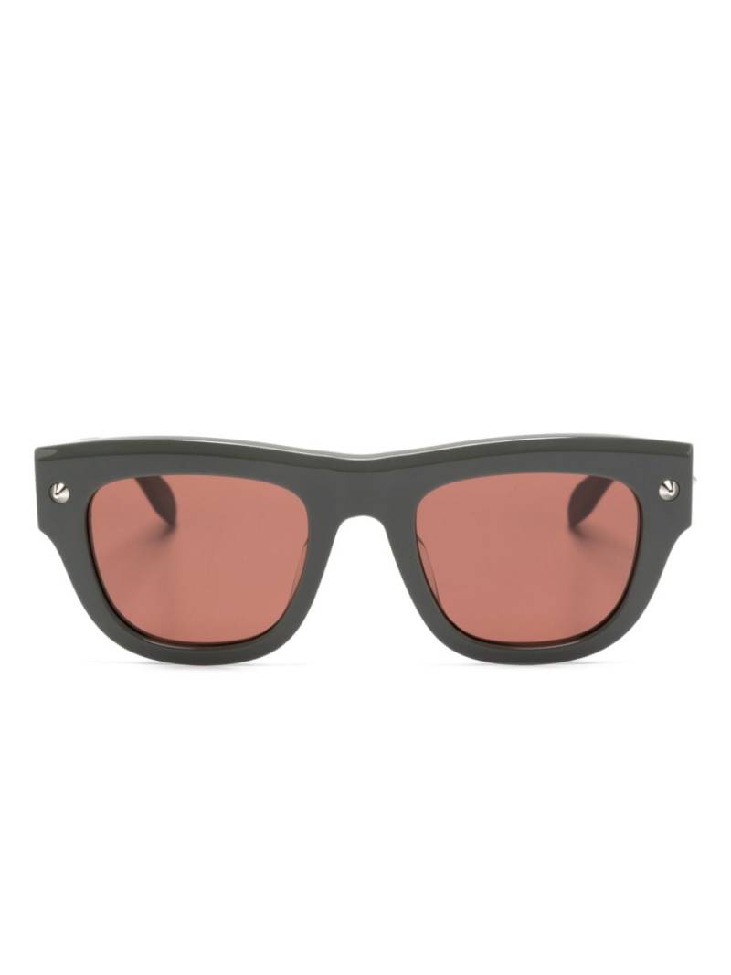 Alexander McQueen Eyewear logo-engraved square-frame sunglasses - Grey von Alexander McQueen Eyewear