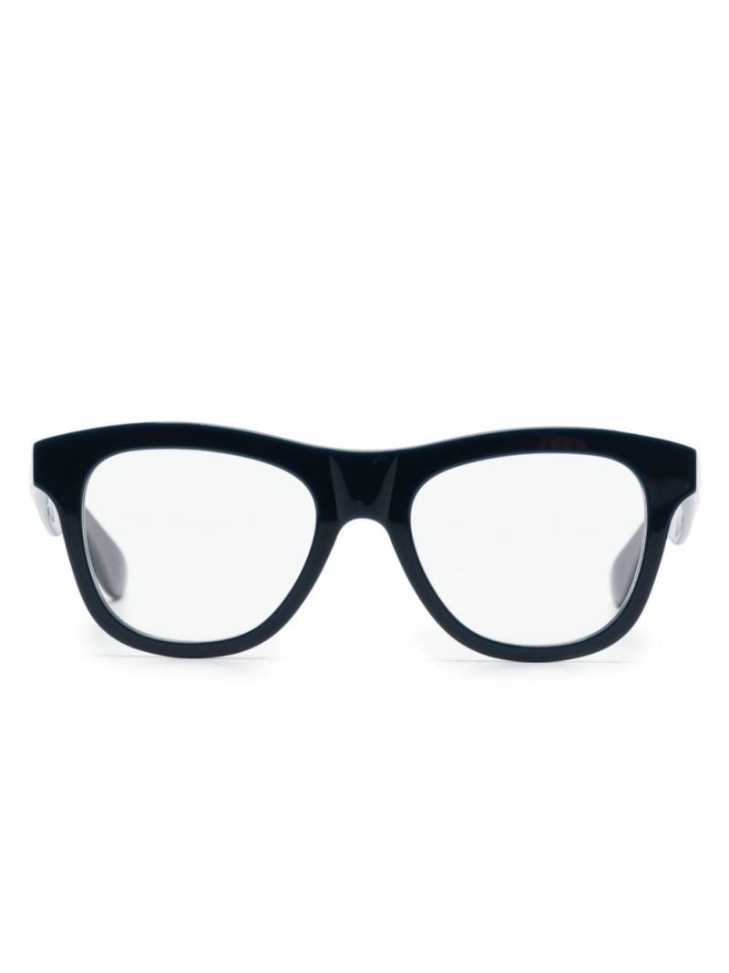 Alexander McQueen Eyewear logo-engraved wayfarer glasses - Blue von Alexander McQueen Eyewear