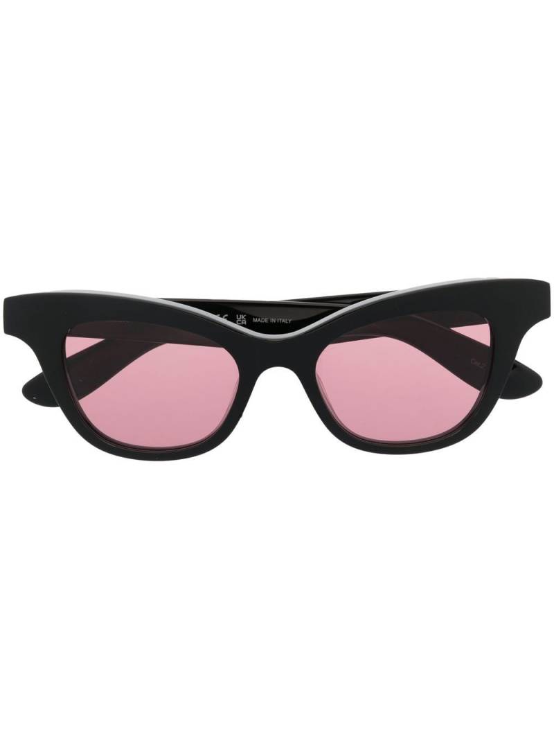 Alexander McQueen Eyewear tinted cat-eye sunglasses - Black von Alexander McQueen Eyewear