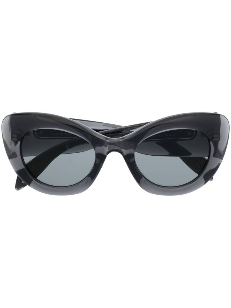 Alexander McQueen Eyewear transparent cat-eye frame sunglasses - Grey von Alexander McQueen Eyewear