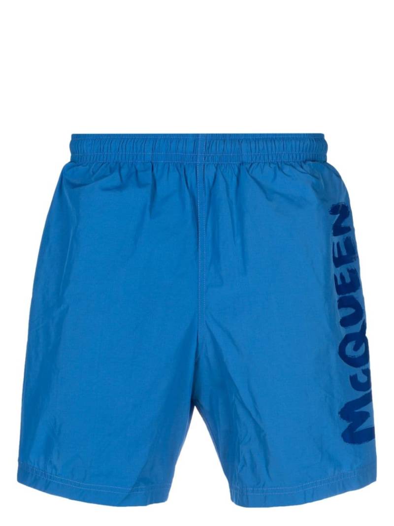 Alexander McQueen Graffiti-print swim shorts - Blue von Alexander McQueen