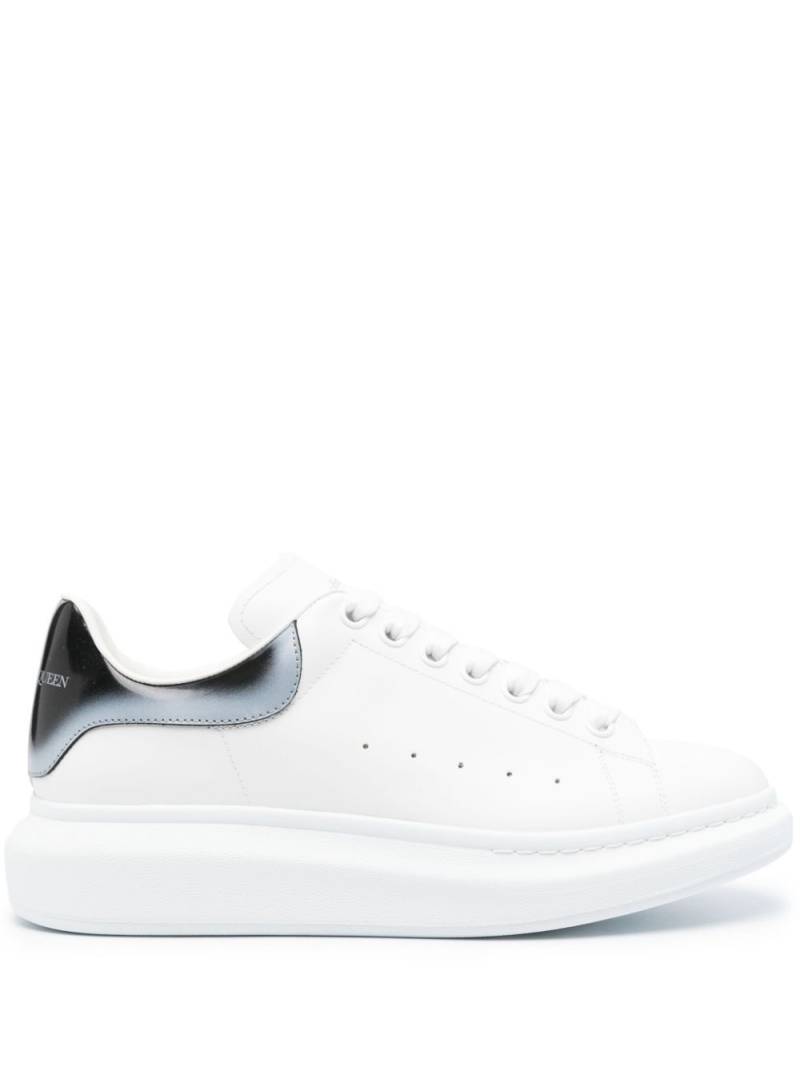 Alexander McQueen Oversized leather sneakers - White von Alexander McQueen