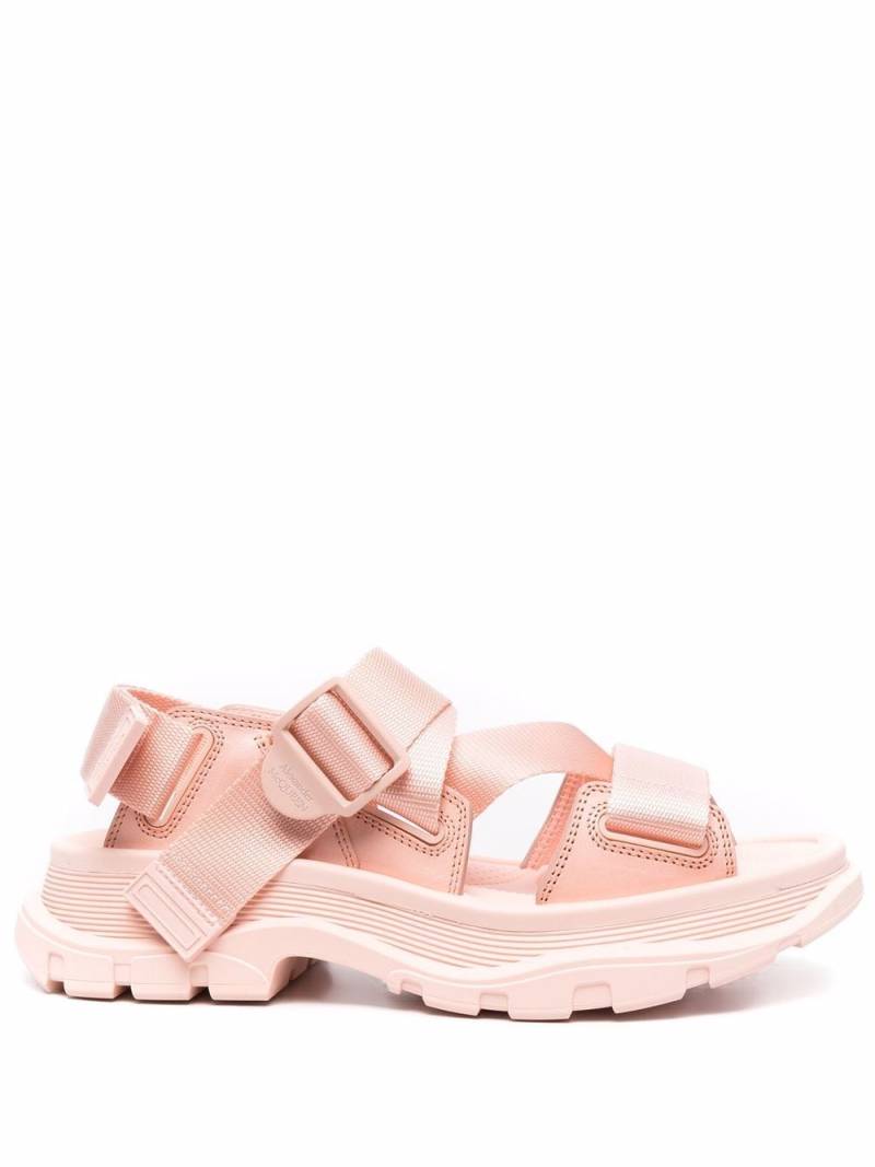 Alexander McQueen chunky sole trekking sandals - Pink von Alexander McQueen