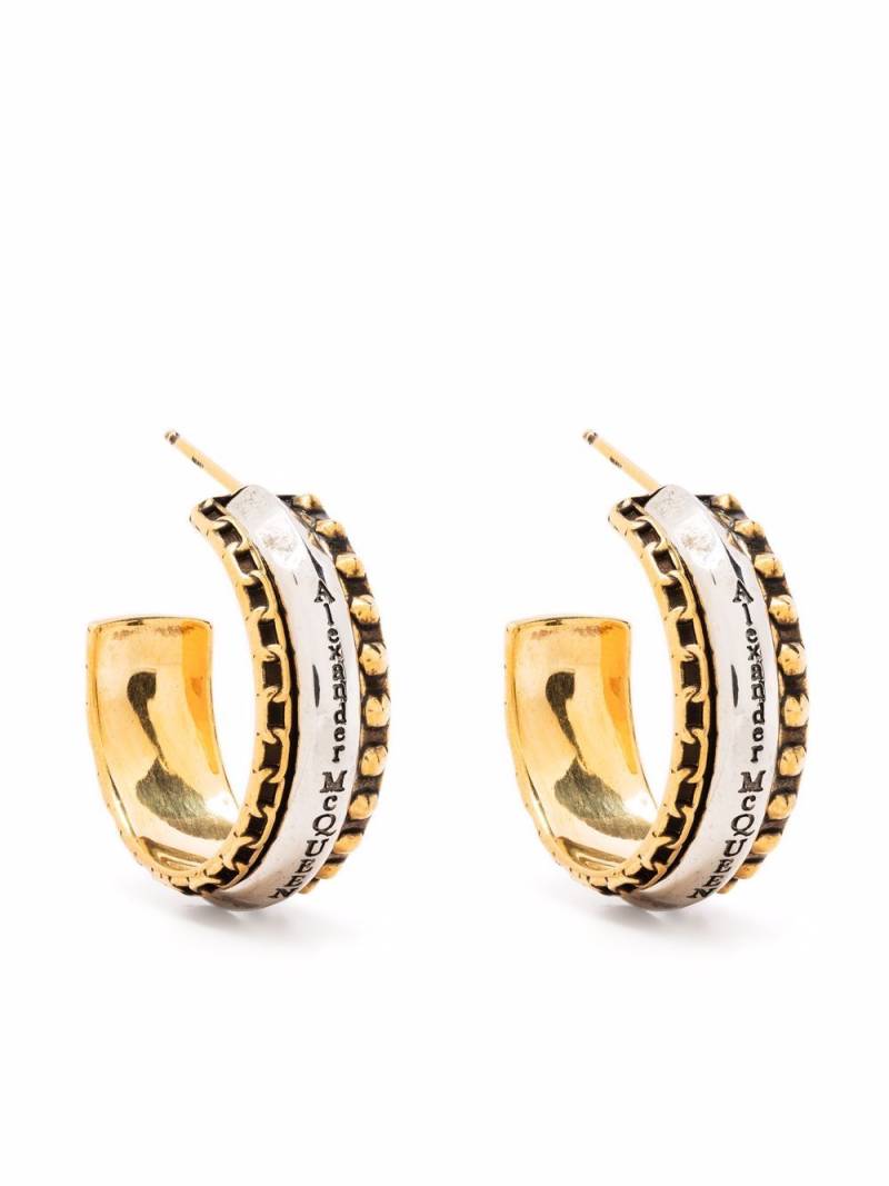 Alexander McQueen engraved logo hoop earrings - Gold von Alexander McQueen
