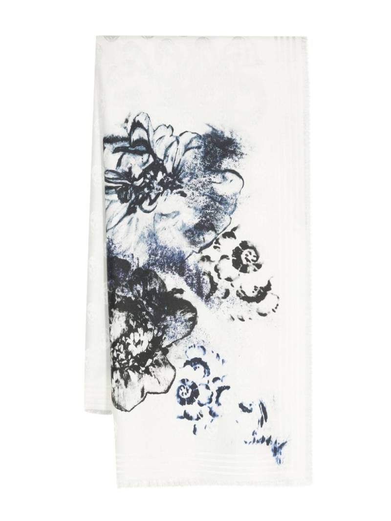 Alexander McQueen floral-print frayed scarf - Neutrals von Alexander McQueen