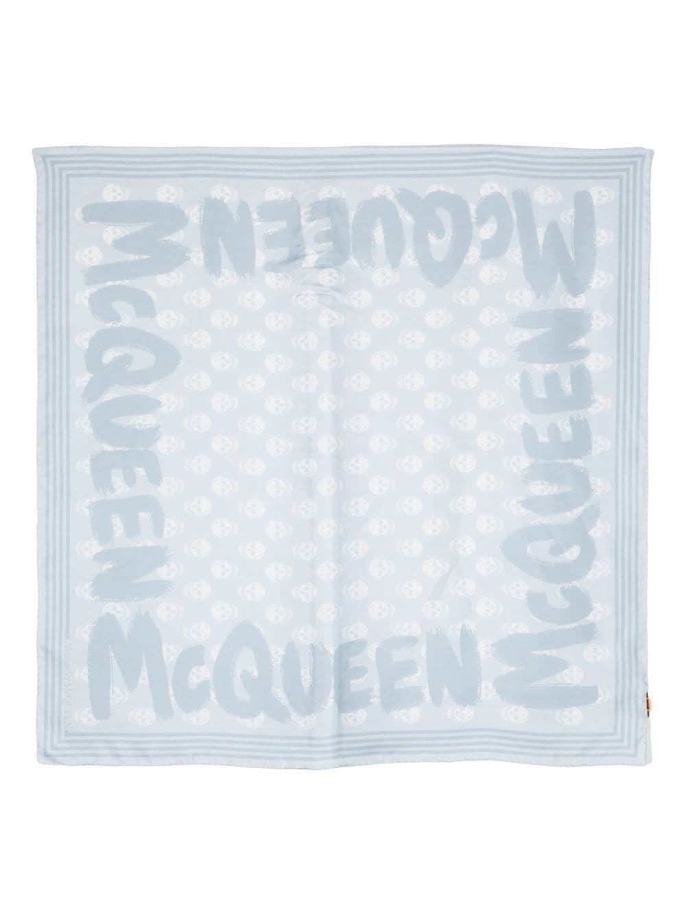 Alexander McQueen graphic-print silk scarf - Blue von Alexander McQueen