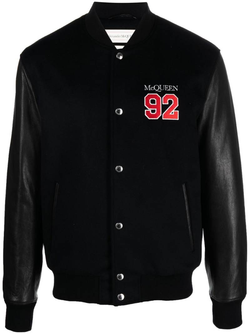 Alexander McQueen logo-embroidered varsity jacket - Black von Alexander McQueen