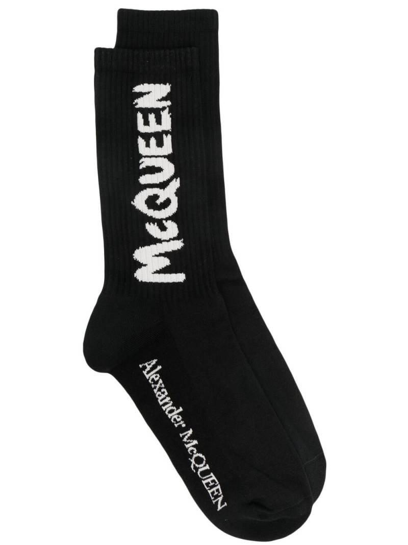 Alexander McQueen logo-intarsia ribbed socks - Black von Alexander McQueen