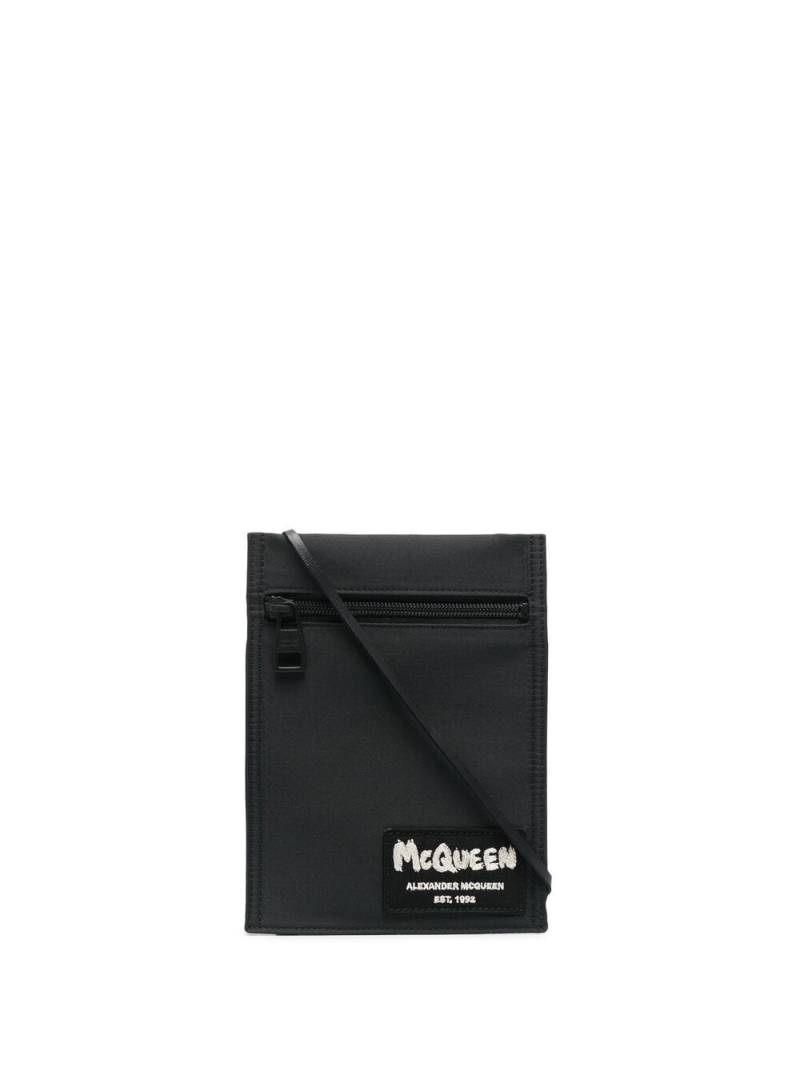 Alexander McQueen logo patch shoulder bag - Black von Alexander McQueen