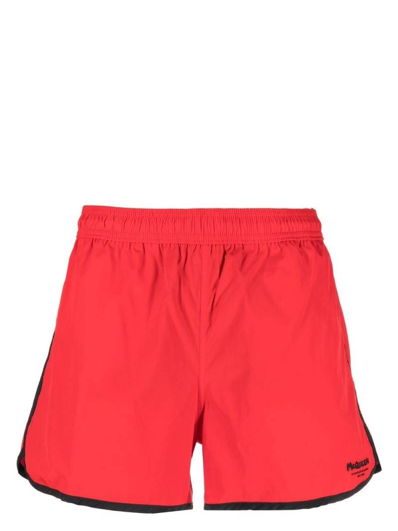 Alexander McQueen logo-print detail swim shorts - Red von Alexander McQueen