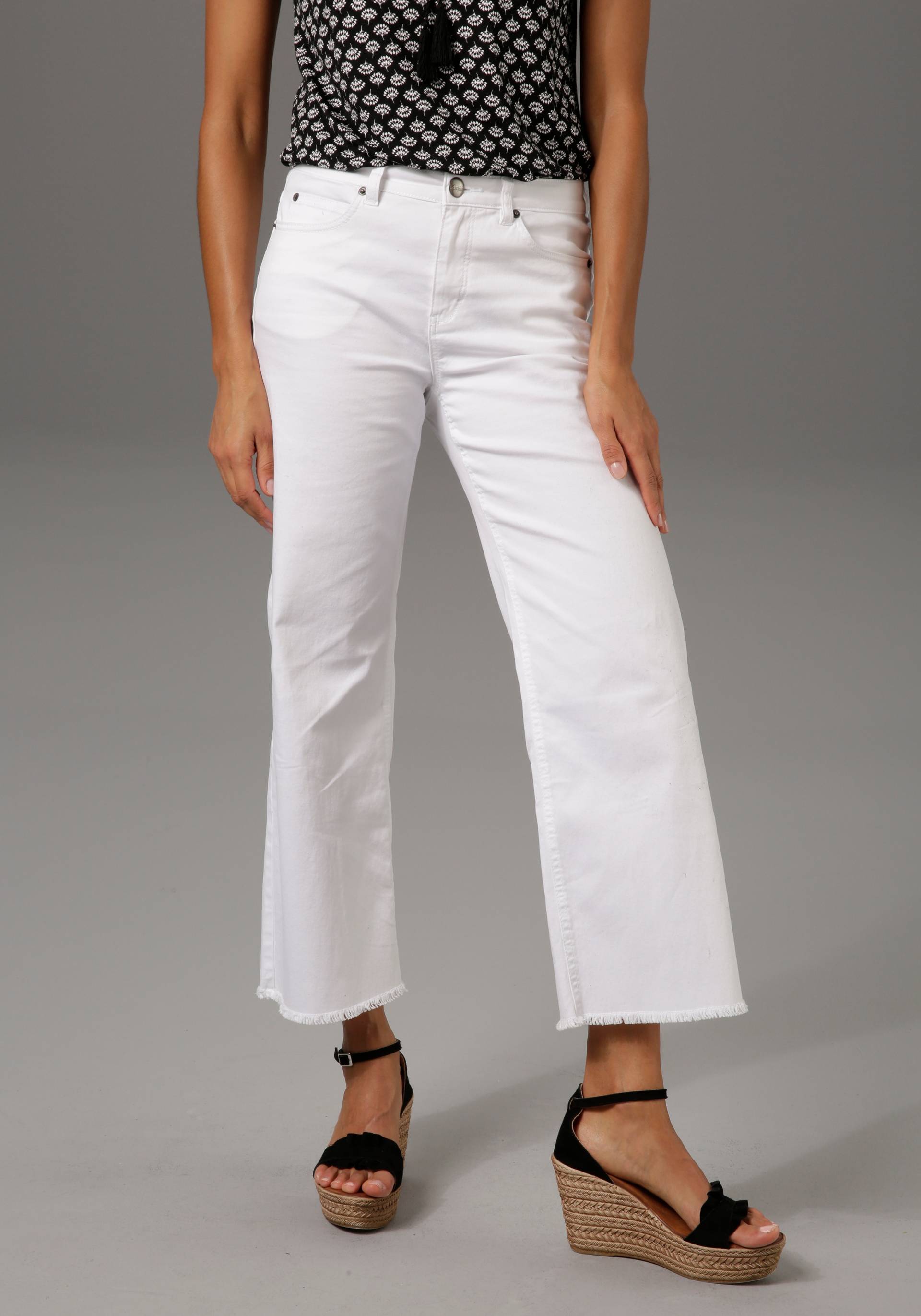 Aniston CASUAL 7/8-Jeans, mit leicht ausgefranstem Beinabschluss Aniston CASUAL 7/8-Jeans, mit leicht ausgefranstem Beinabschluss von Aniston CASUAL