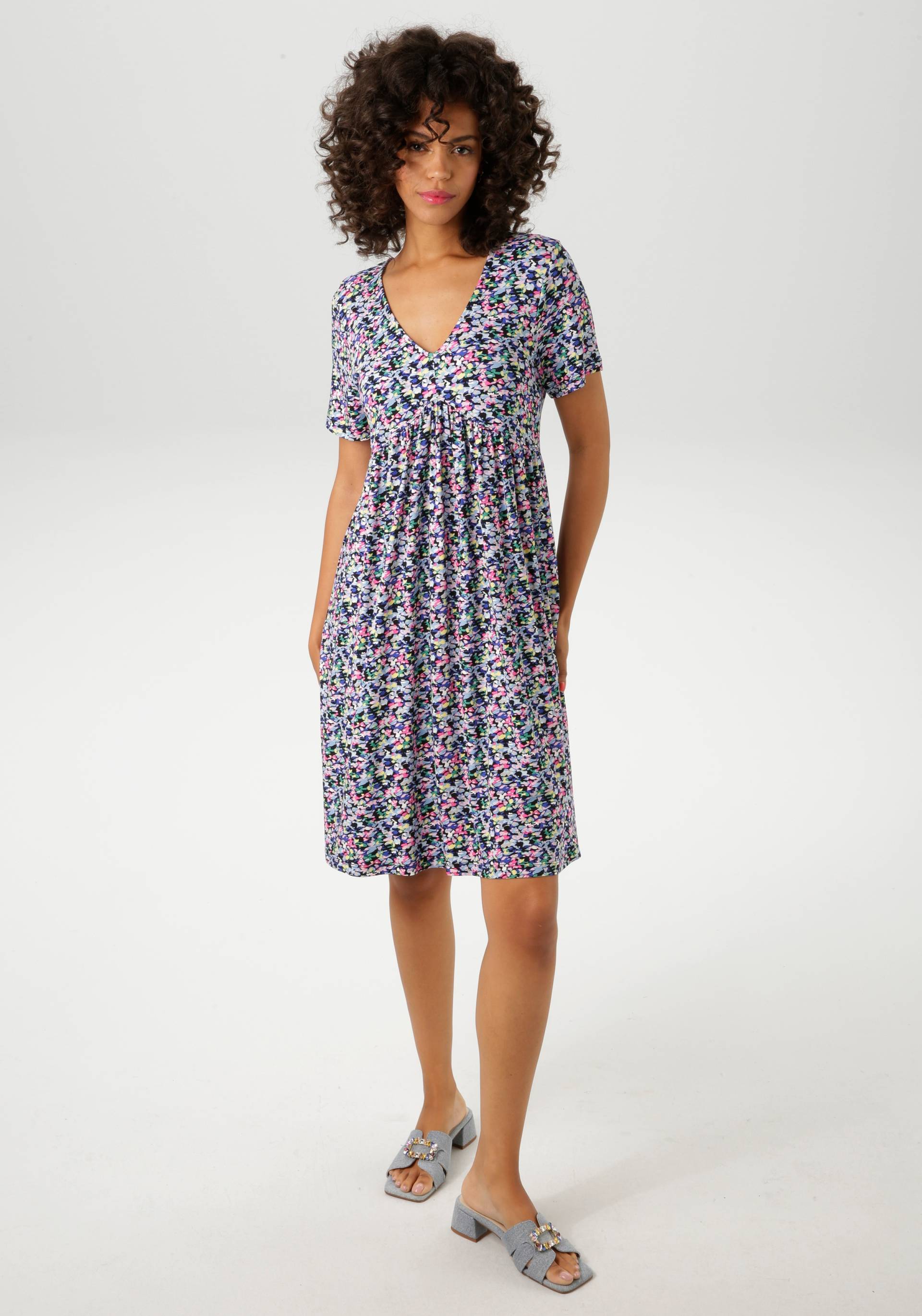 Aniston CASUAL Sommerkleid, mit farbenfrohen, grafischen Blümchen bedruckt - NEUE KOLLEKTION Aniston CASUAL Sommerkleid, mit farbenfrohen, grafischen Blümchen bedruckt - NEUE KOLLEKTION von Aniston CASUAL
