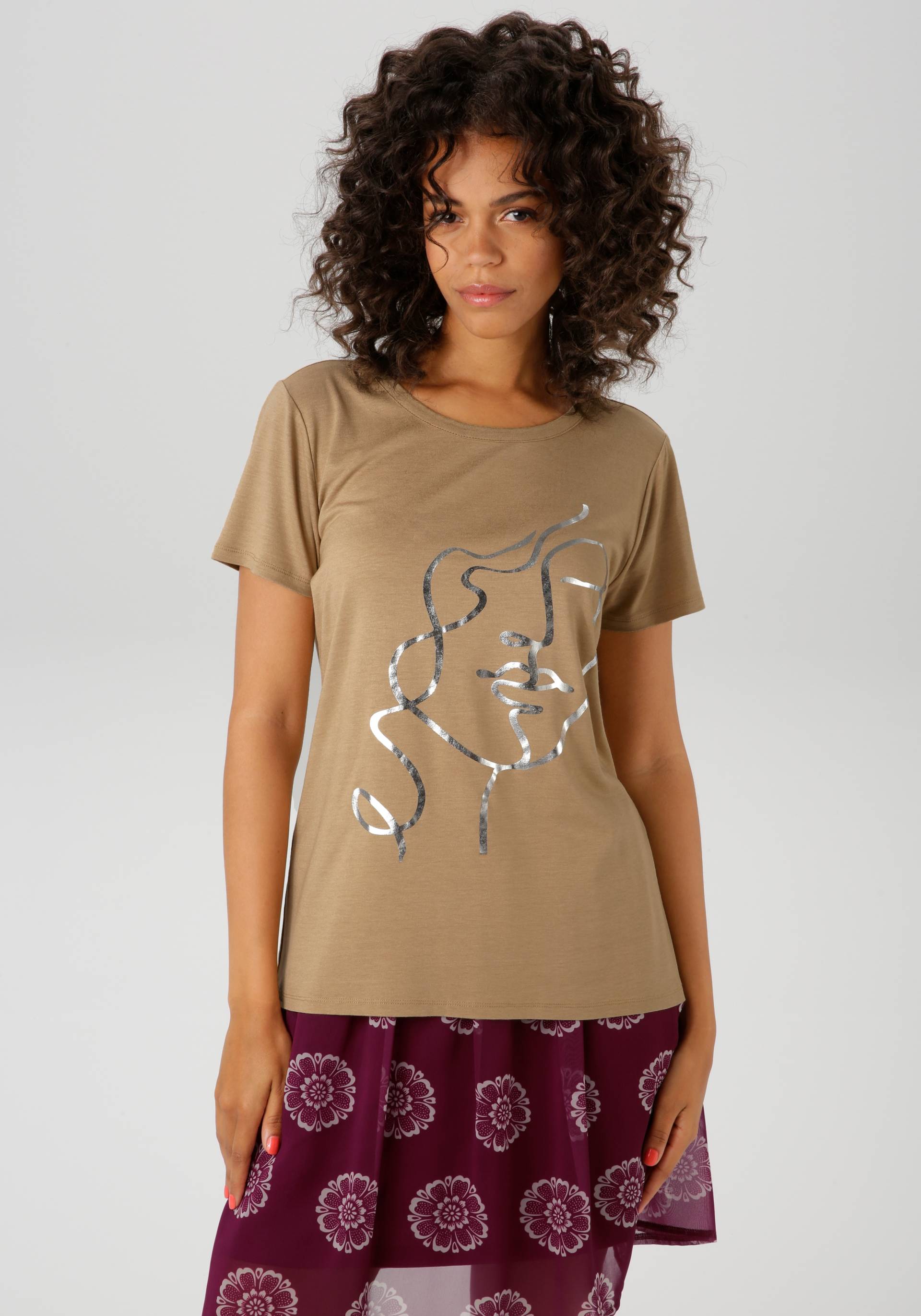 Aniston CASUAL T-Shirt, mit abstraktem Gesicht aus glänzendem Folienprint Aniston CASUAL T-Shirt, mit abstraktem Gesicht aus glänzendem Folienprint von Aniston CASUAL