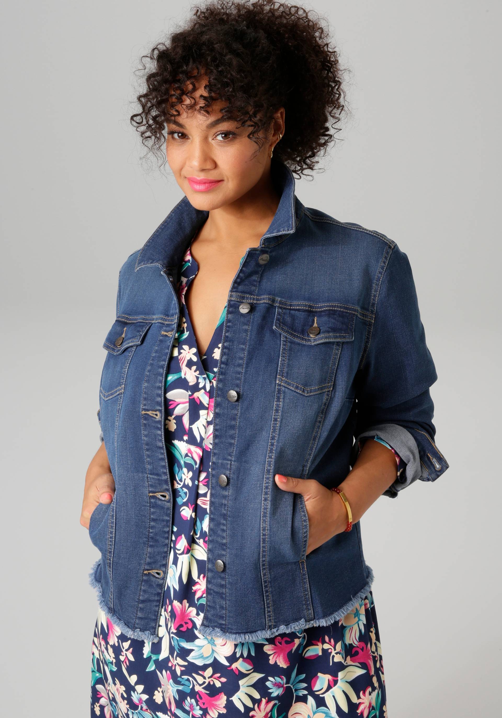 Aniston PLUS Jeansjacke, mit ausgefranstem Saum - NEUE KOLLEKTION Aniston PLUS Jeansjacke, mit ausgefranstem Saum - NEUE KOLLEKTION von Aniston PLUS