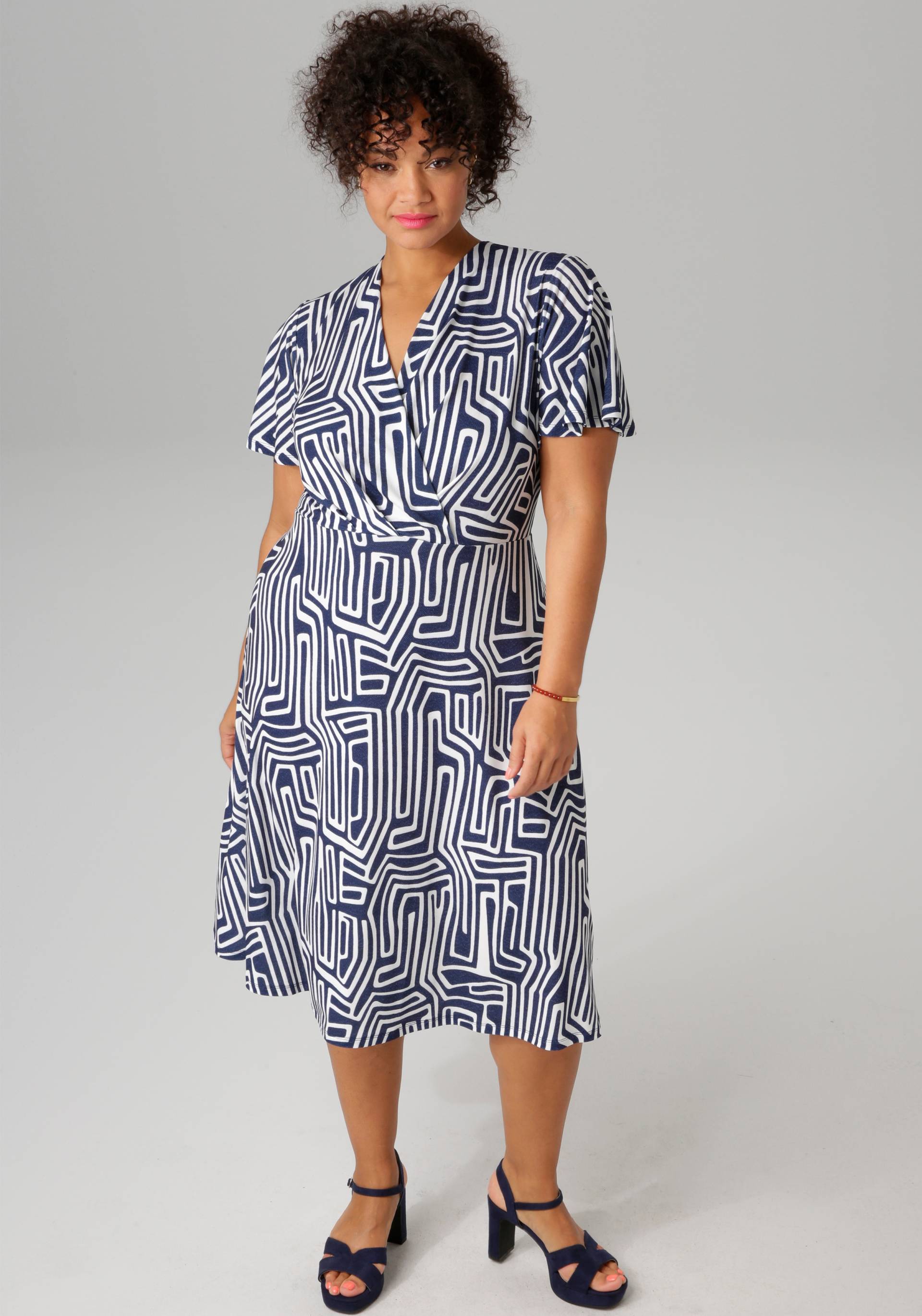 Aniston PLUS Jerseykleid, mit V-Ausschnitt in Wickeloptik - NEUE KOLLEKTION Aniston PLUS Jerseykleid, mit V-Ausschnitt in Wickeloptik - NEUE KOLLEKTION von Aniston PLUS