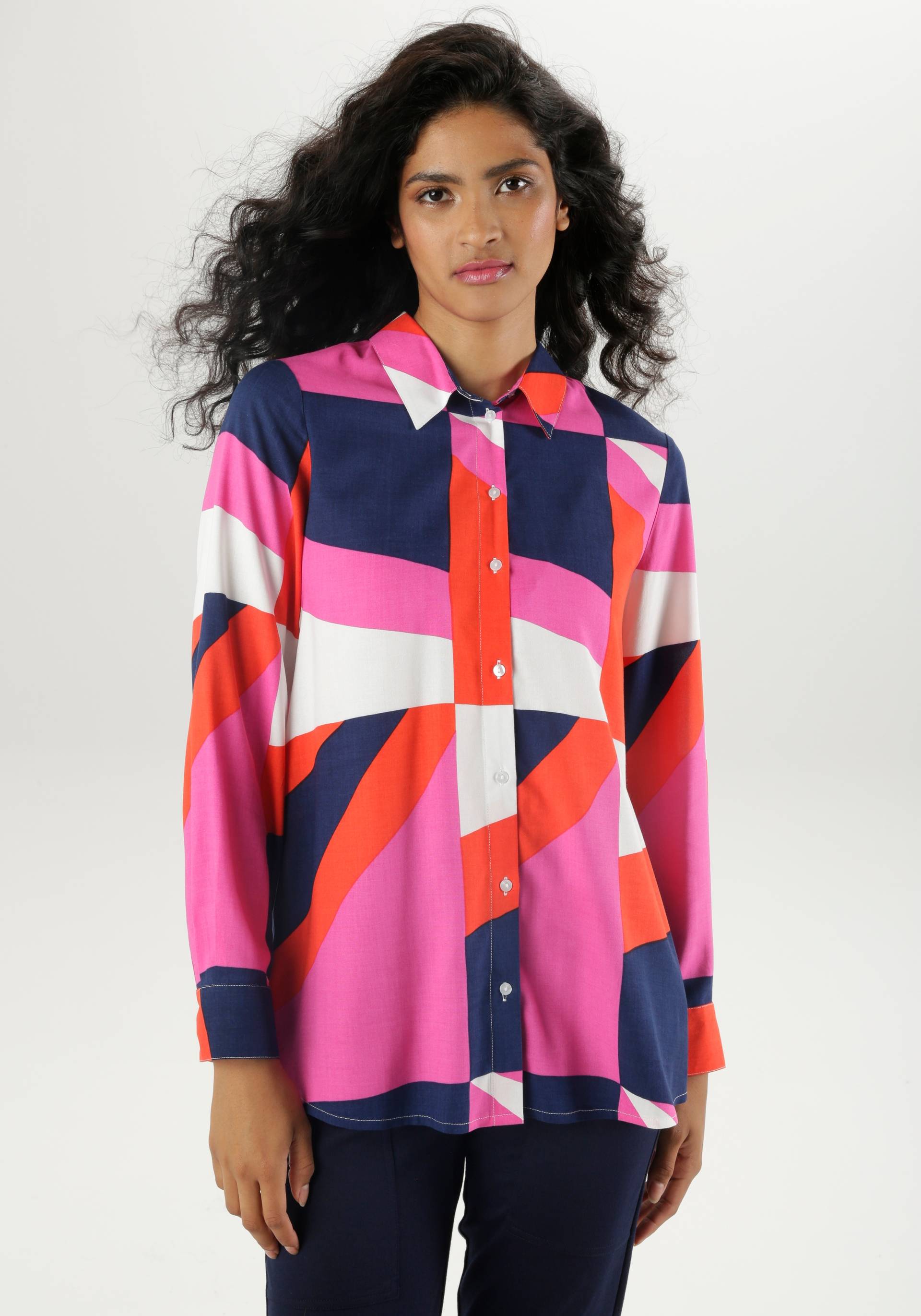 Aniston SELECTED Hemdbluse, mit grafischem Muster in knalligen Farben Aniston SELECTED Hemdbluse, mit grafischem Muster in knalligen Farben von Aniston SELECTED