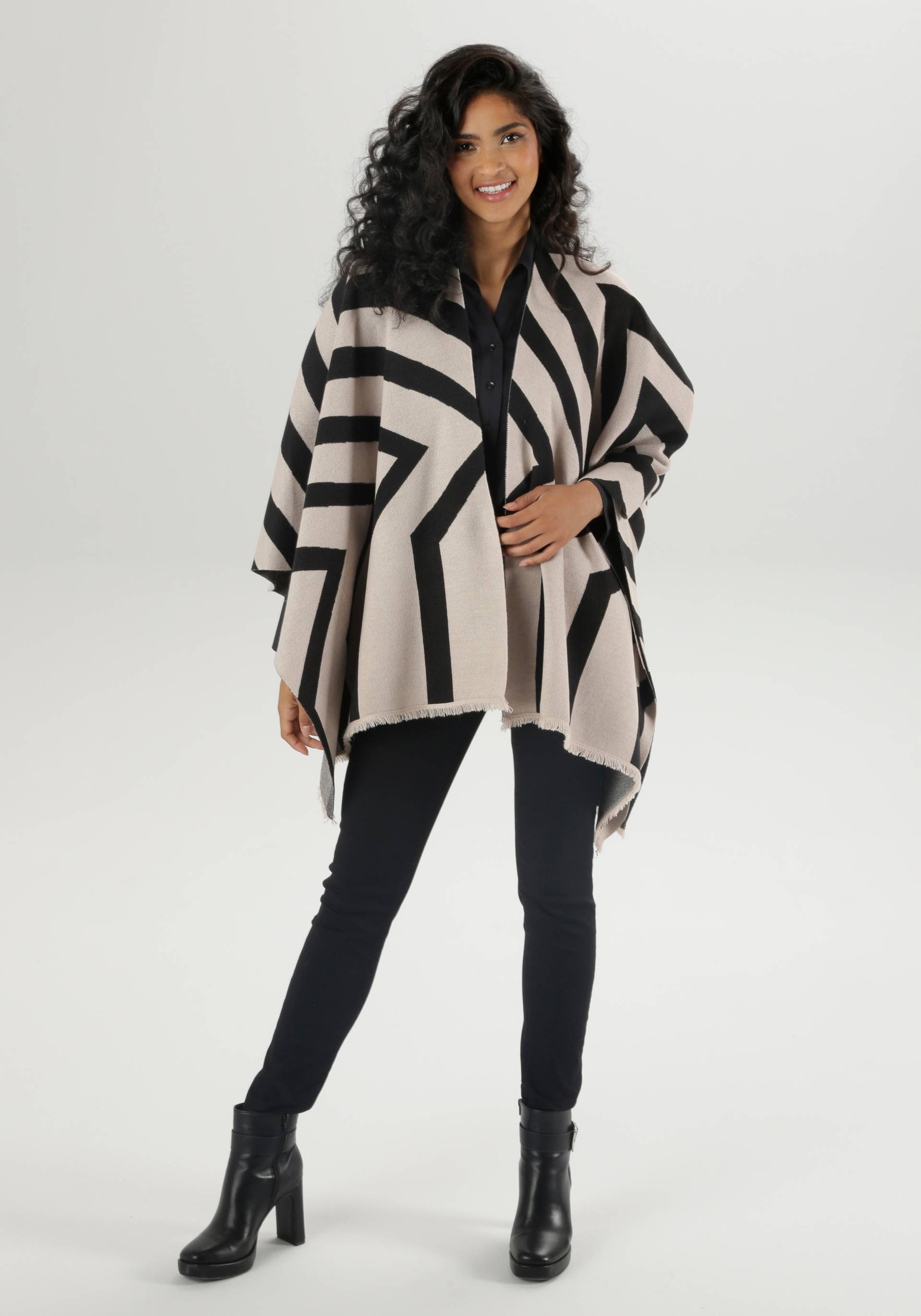 Aniston SELECTED Strickponcho, Tuch mit Fransen und grafischem Muster Aniston SELECTED Strickponcho, Tuch mit Fransen und grafischem Muster von Aniston SELECTED