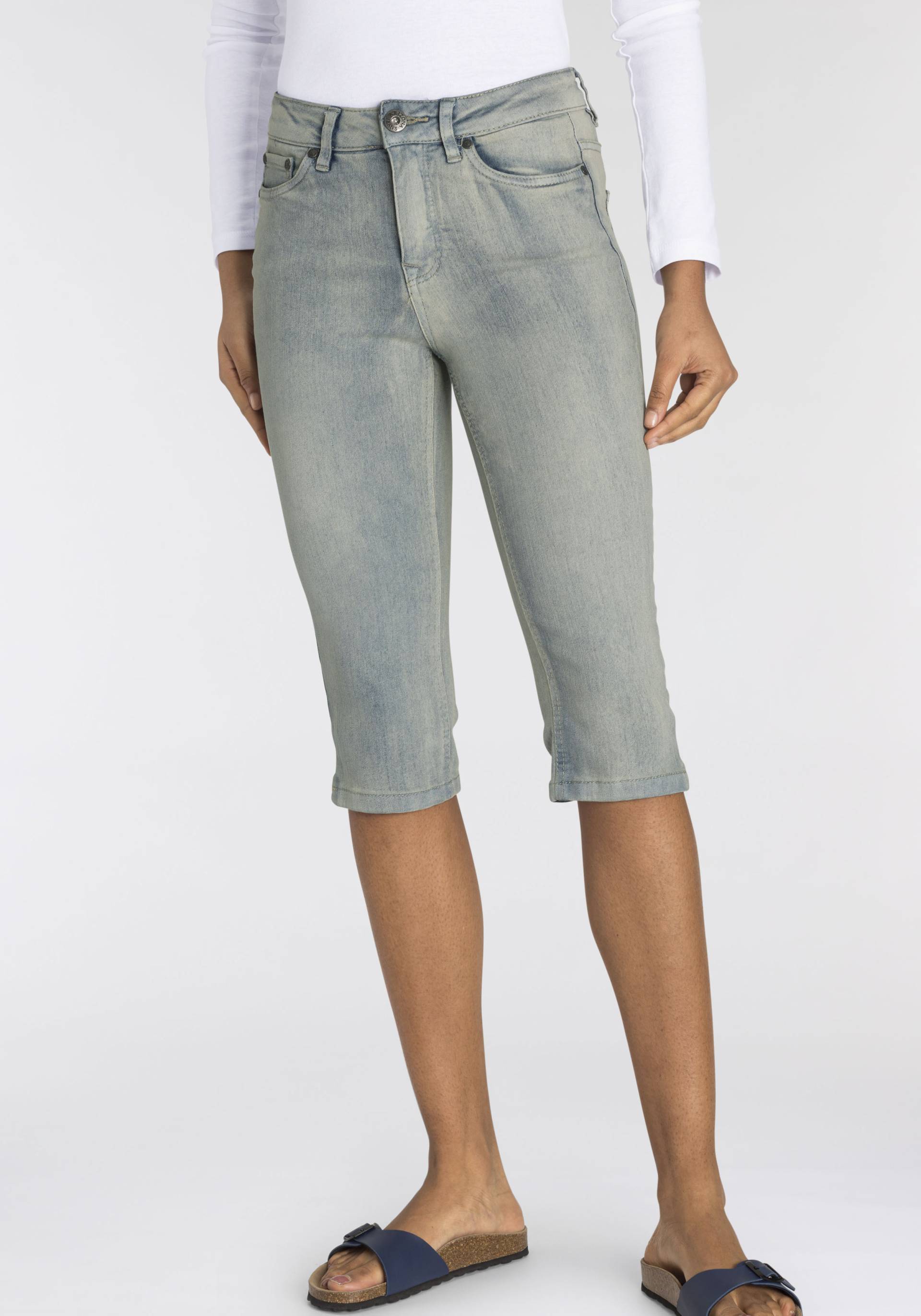Arizona Caprijeans »mit Schlitz am Saum«, schmale Passform, mit stylischen Nieten, hohe Taille Arizona Caprijeans »mit Schlitz am Saum«, schmale Passform, mit stylischen Nieten, hohe Taille von Arizona