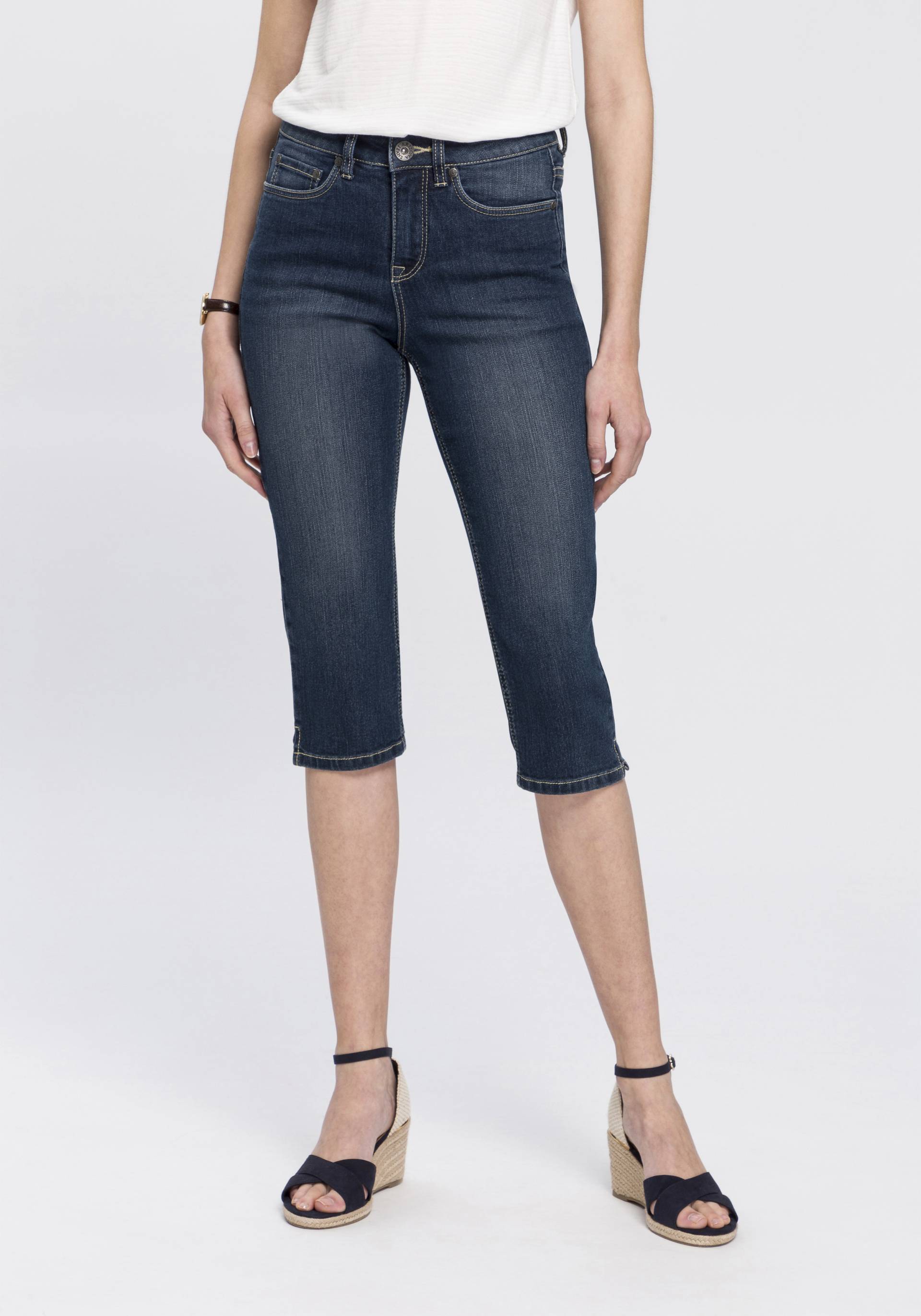 Arizona Caprijeans »mit Schlitz am Saum«, schmale Passform, mit stylischen Nieten, hohe Taille Arizona Caprijeans »mit Schlitz am Saum«, schmale Passform, mit stylischen Nieten, hohe Taille von Arizona