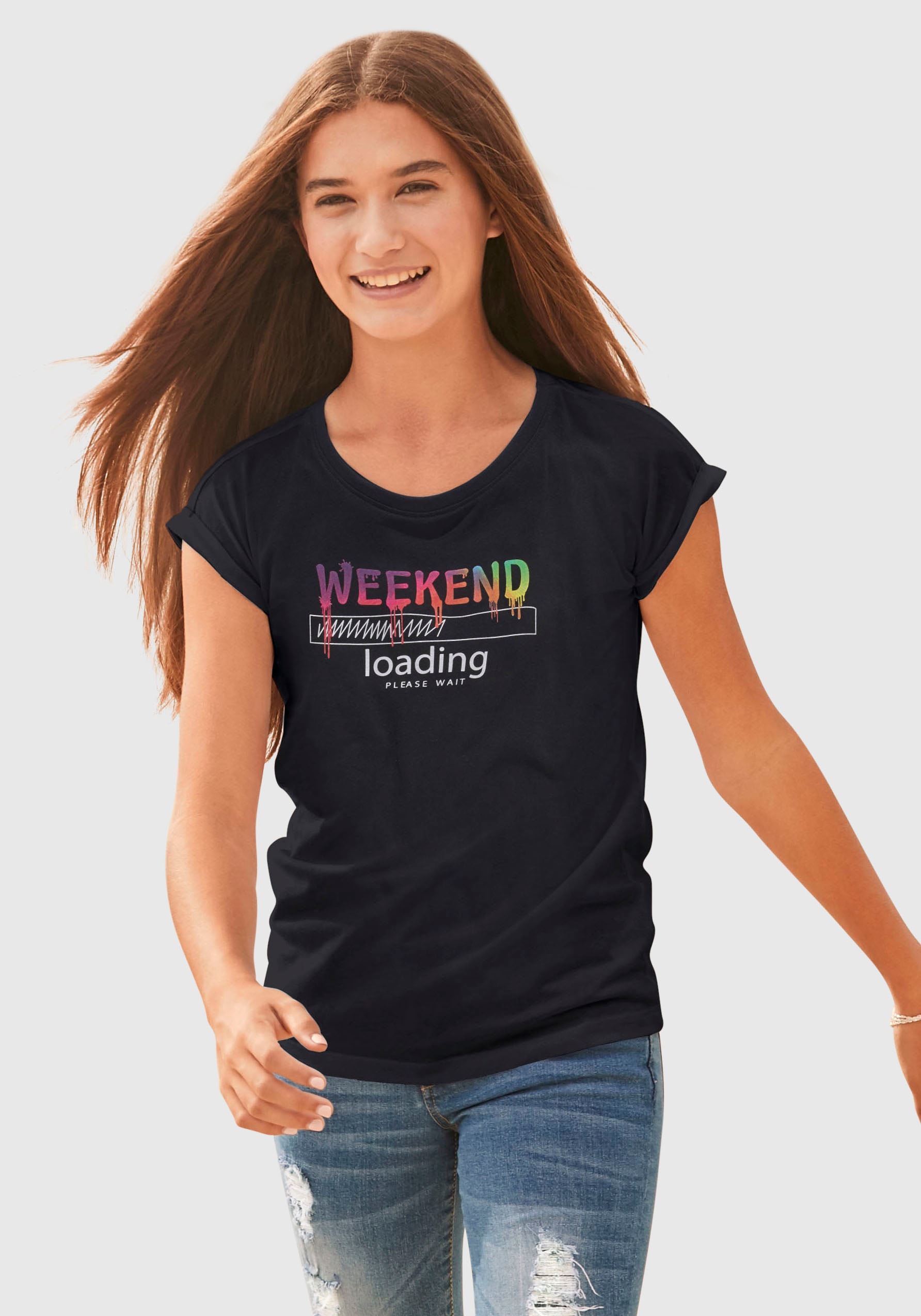 KIDSWORLD T-Shirt »WEEKEND loading...please wait«, in weiter legerer Form, Regenbogen-Druckfarben sind unterschiedlich von KIDSWORLD