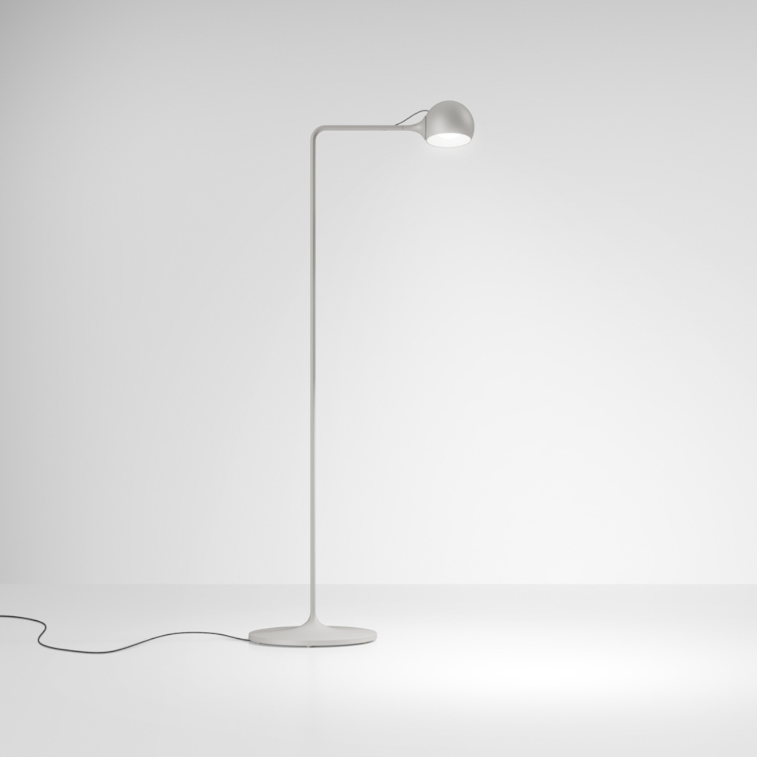 Ixa Reading Floor LED Stehleuchte, Farbe weissgrau Ixa Reading Floor LED Stehleuchte, Farbe weissgrau von Artemide