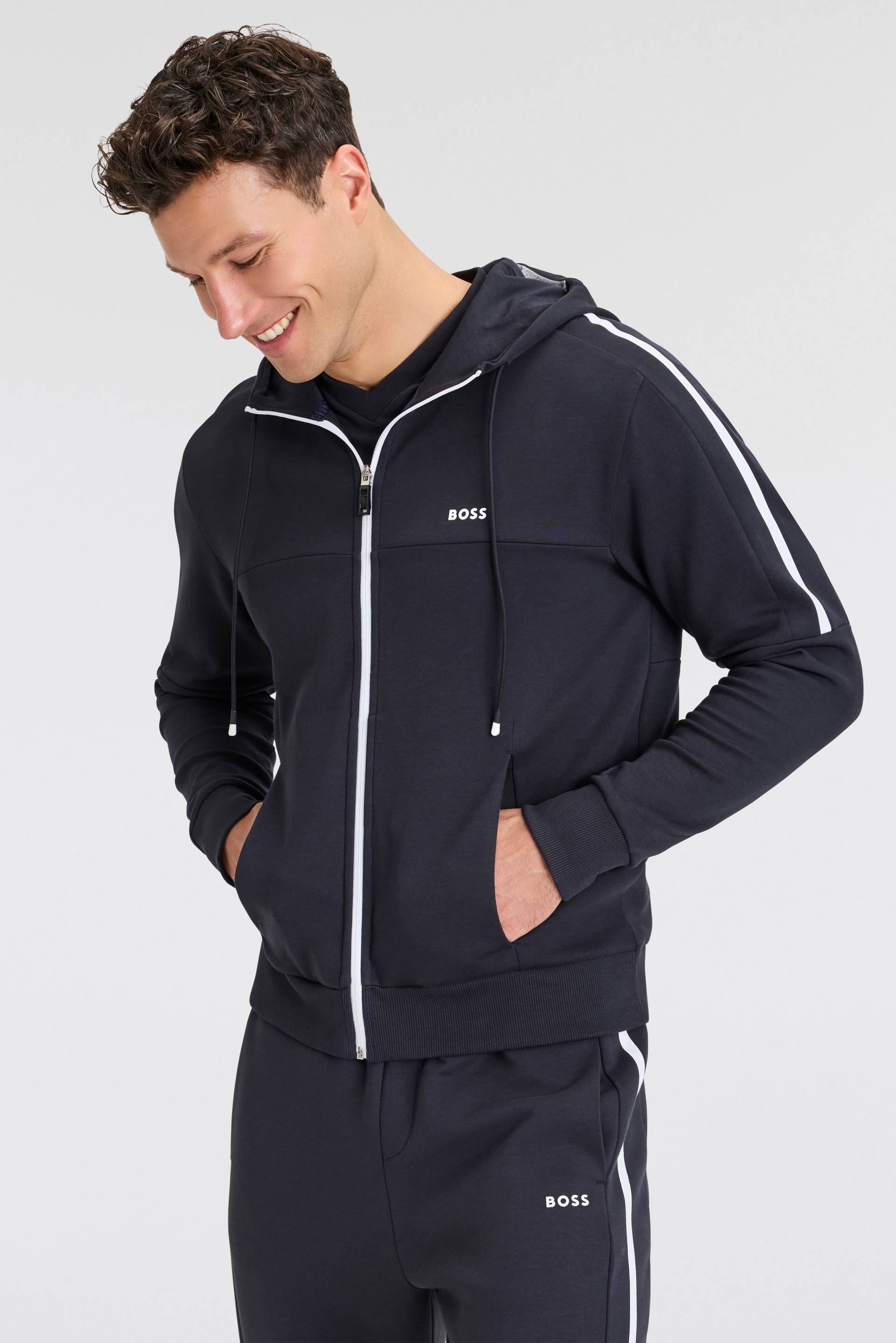 BOSS GREEN Kapuzensweatjacke »Saggynos«, mit Kontraststreifen BOSS GREEN Kapuzensweatjacke »Saggynos«, mit Kontraststreifen von BOSS GREEN