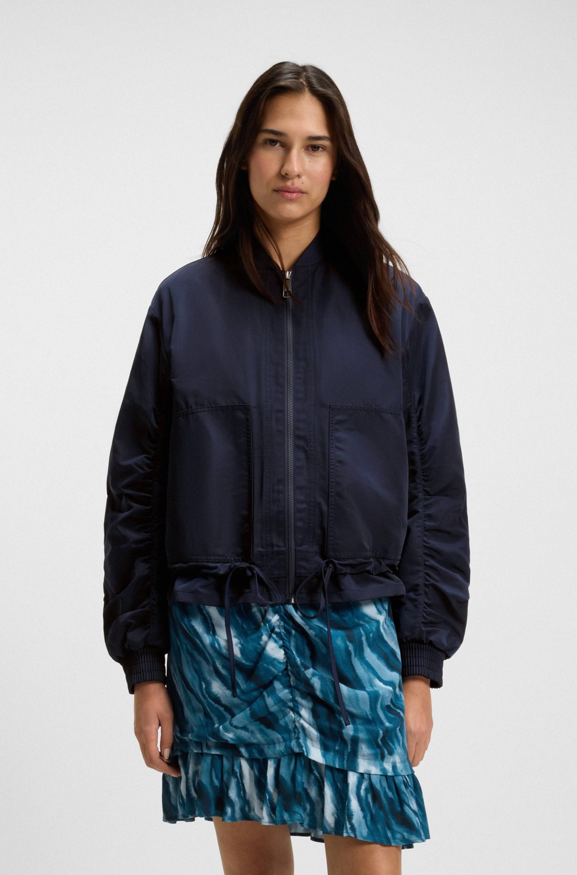 BOSS ORANGE Bomberjacke »Pirosa Premium Damenmode«, mit schützendem Finish BOSS ORANGE Bomberjacke »Pirosa Premium Damenmode«, mit schützendem Finish von BOSS ORANGE