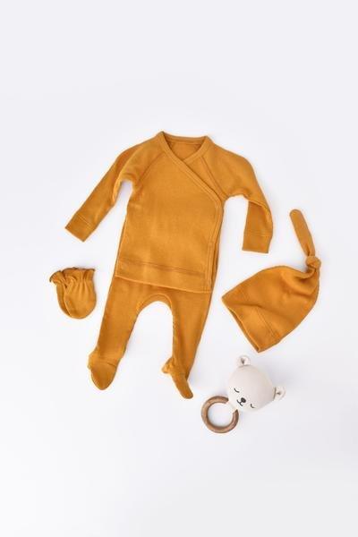 4 Stk Set, Hose, T-shirt, Mütze, Fausthandschuhe Unisex Gelb Orangé 68 von BabyCosy Organic