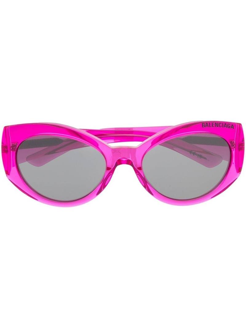 Balenciaga Eyewear debossed-logo cat-eye sunglasses - Pink von Balenciaga Eyewear