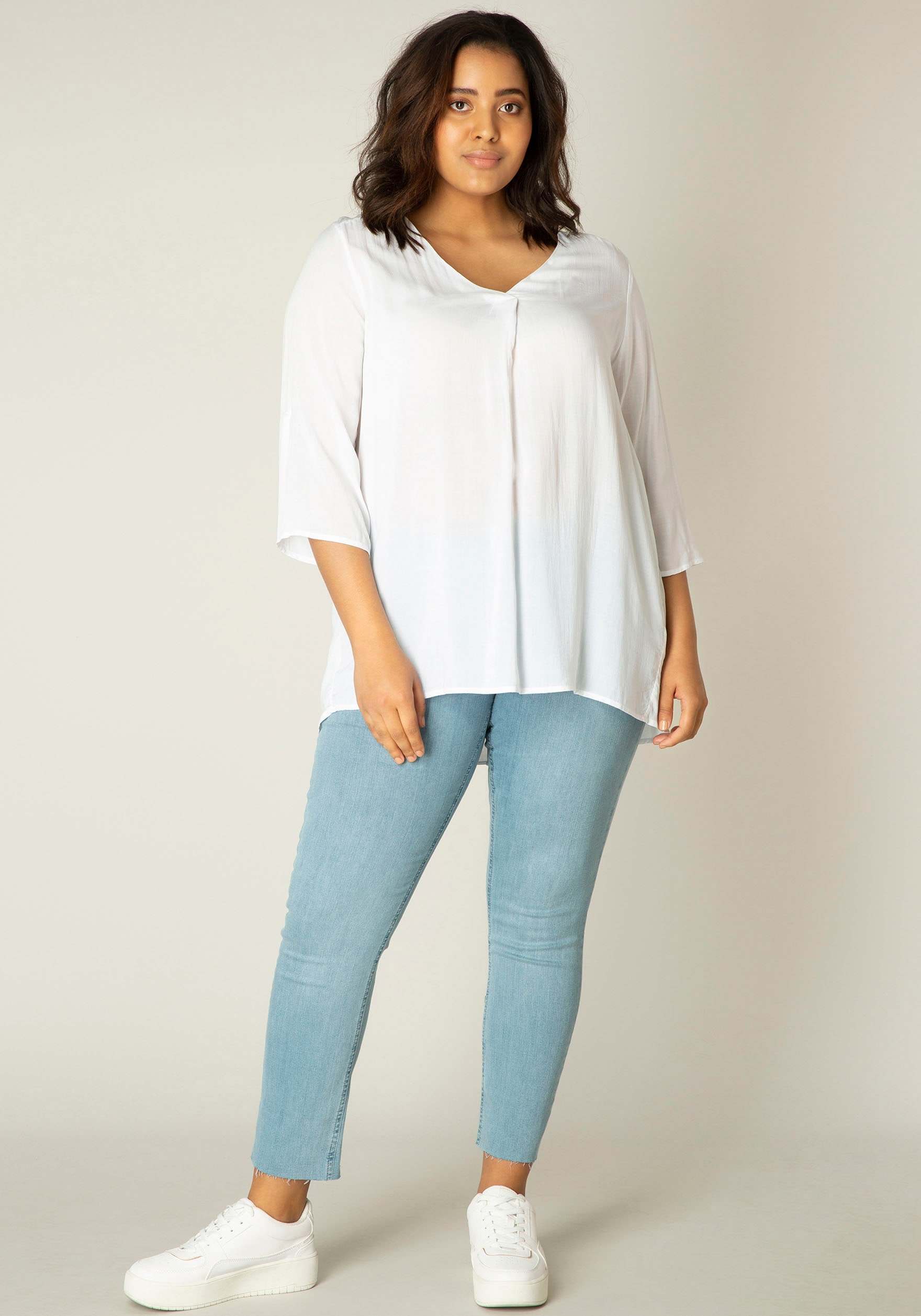 Base Level Curvy Klassische Bluse, mit V-Ausschnitt Base Level Curvy Klassische Bluse, mit V-Ausschnitt von Base Level Curvy