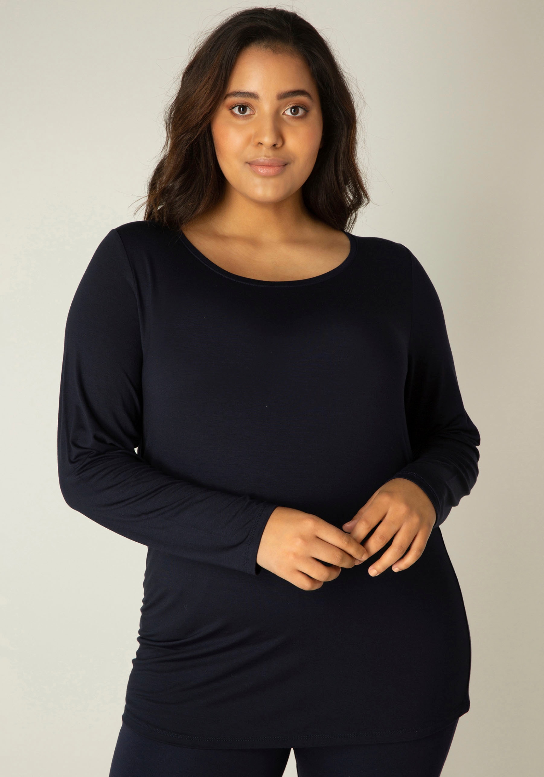 Base Level Curvy Langarmshirt, mit Rundhalsausschnitt Base Level Curvy Langarmshirt, mit Rundhalsausschnitt von Base Level Curvy