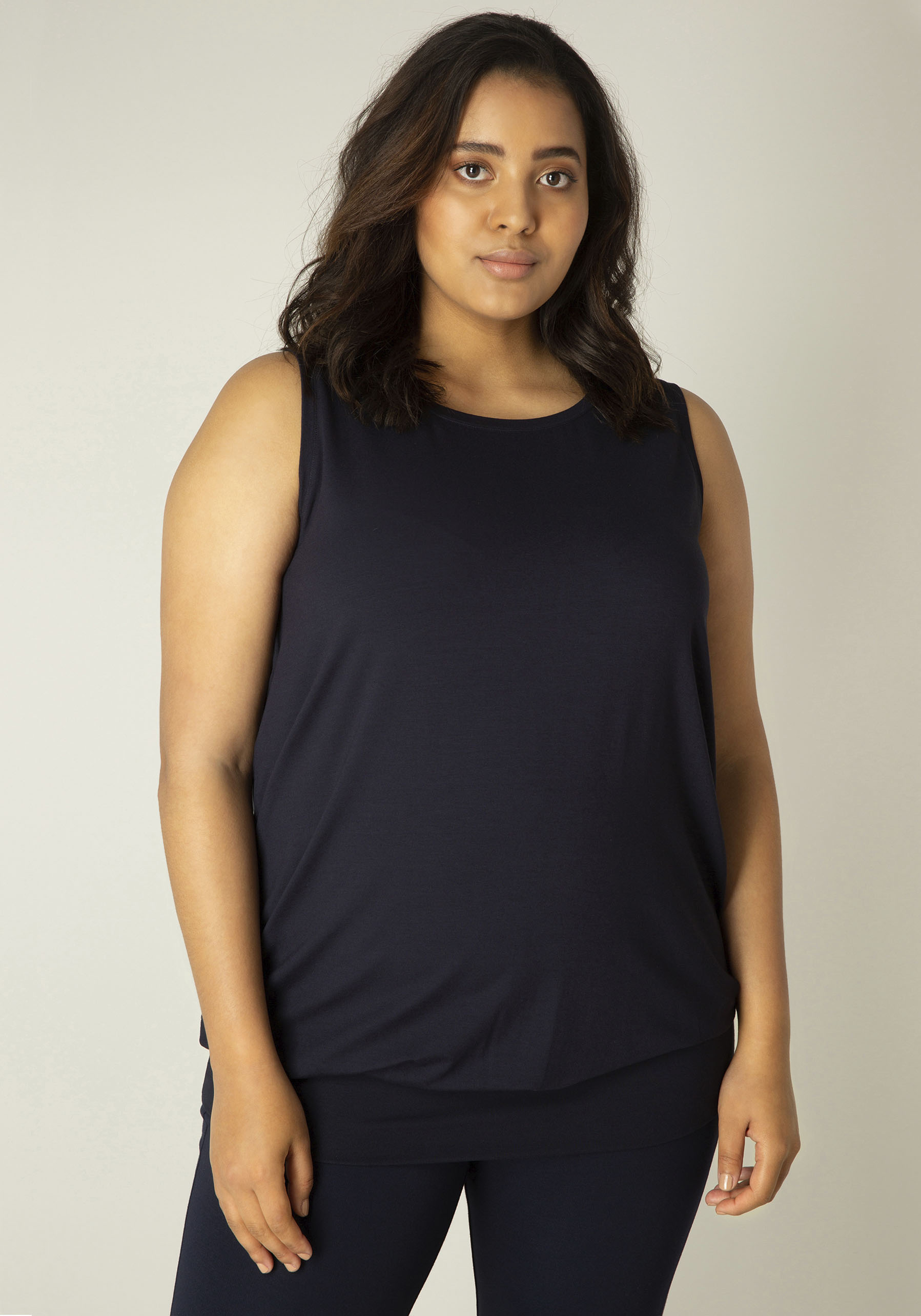 Base Level Curvy Longtop »Yasmina«, Formgebendes Bündchen am Saum Base Level Curvy Longtop »Yasmina«, Formgebendes Bündchen am Saum von Base Level Curvy