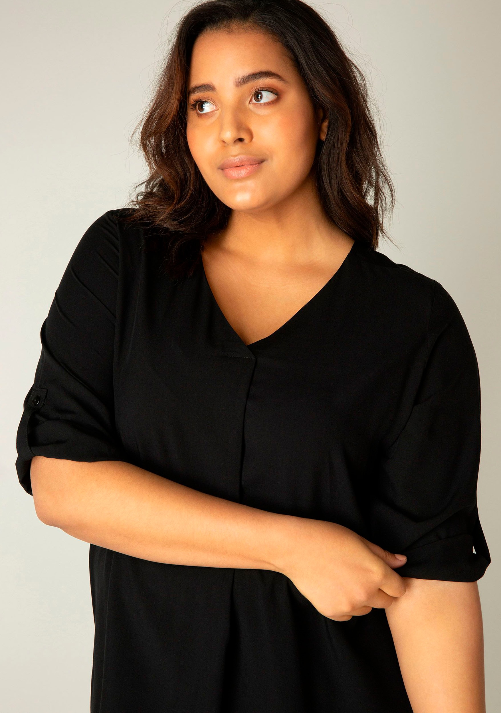 Base Level Curvy Shirtbluse »Yanina«, mit V-Ausschnitt Base Level Curvy Shirtbluse »Yanina«, mit V-Ausschnitt von Base Level Curvy