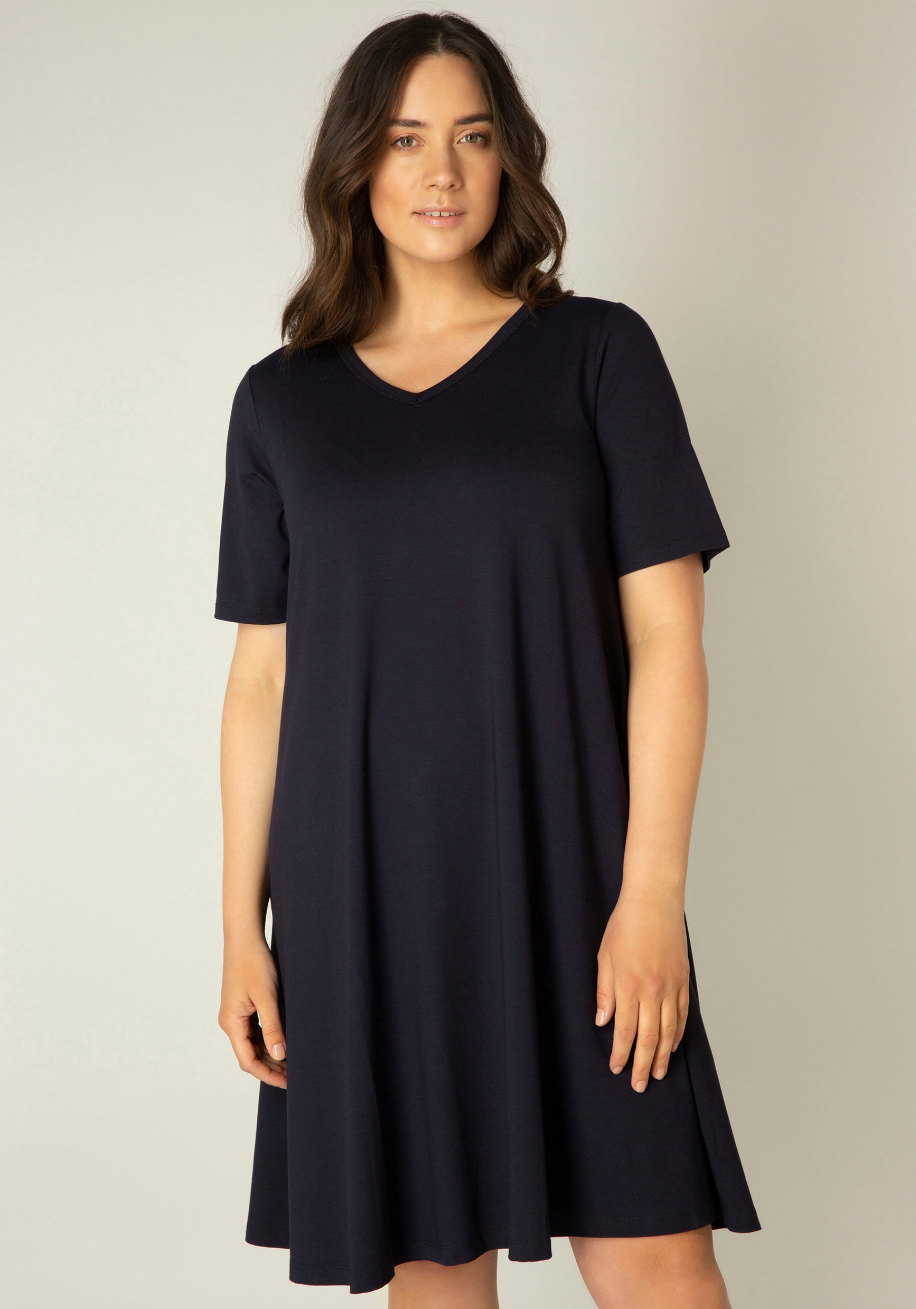 Base Level Curvy Shirtkleid »Abernathy«, In leicht ausgestellter Form Base Level Curvy Shirtkleid »Abernathy«, In leicht ausgestellter Form von Base Level Curvy