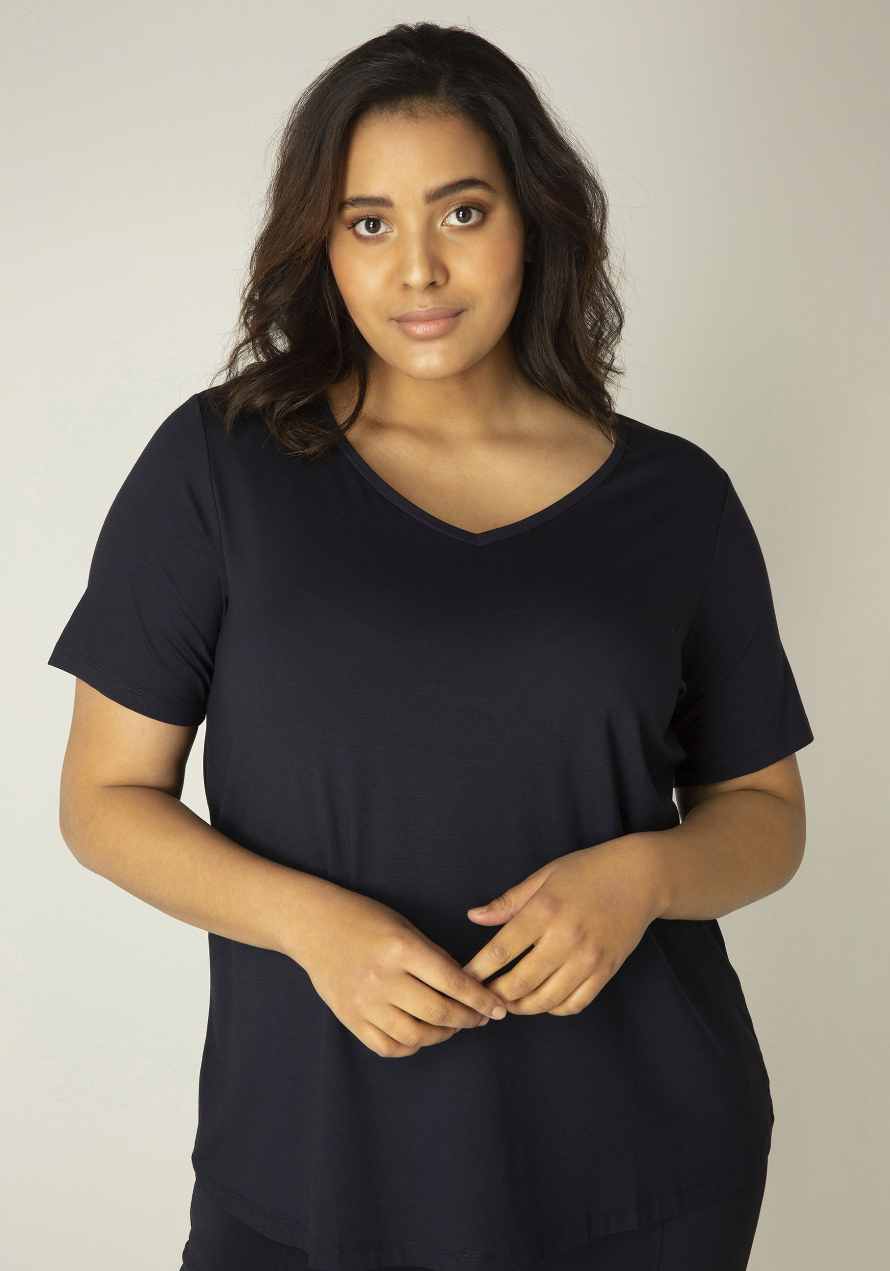 Base Level Curvy T-Shirt »Alba«, Weich fliessende, formstabile Qualität Base Level Curvy T-Shirt »Alba«, Weich fliessende, formstabile Qualität von Base Level Curvy