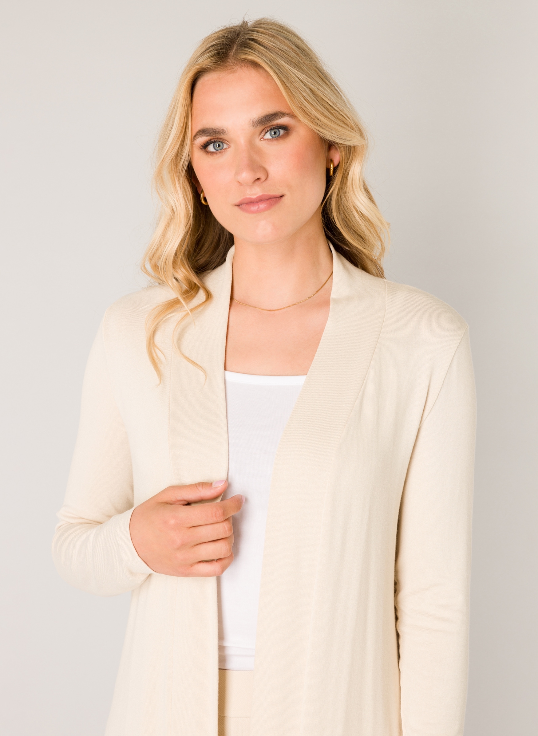 Base Level Strickjacke »Yayla«, In elastischem Feinstrick Base Level Strickjacke »Yayla«, In elastischem Feinstrick von Base Level