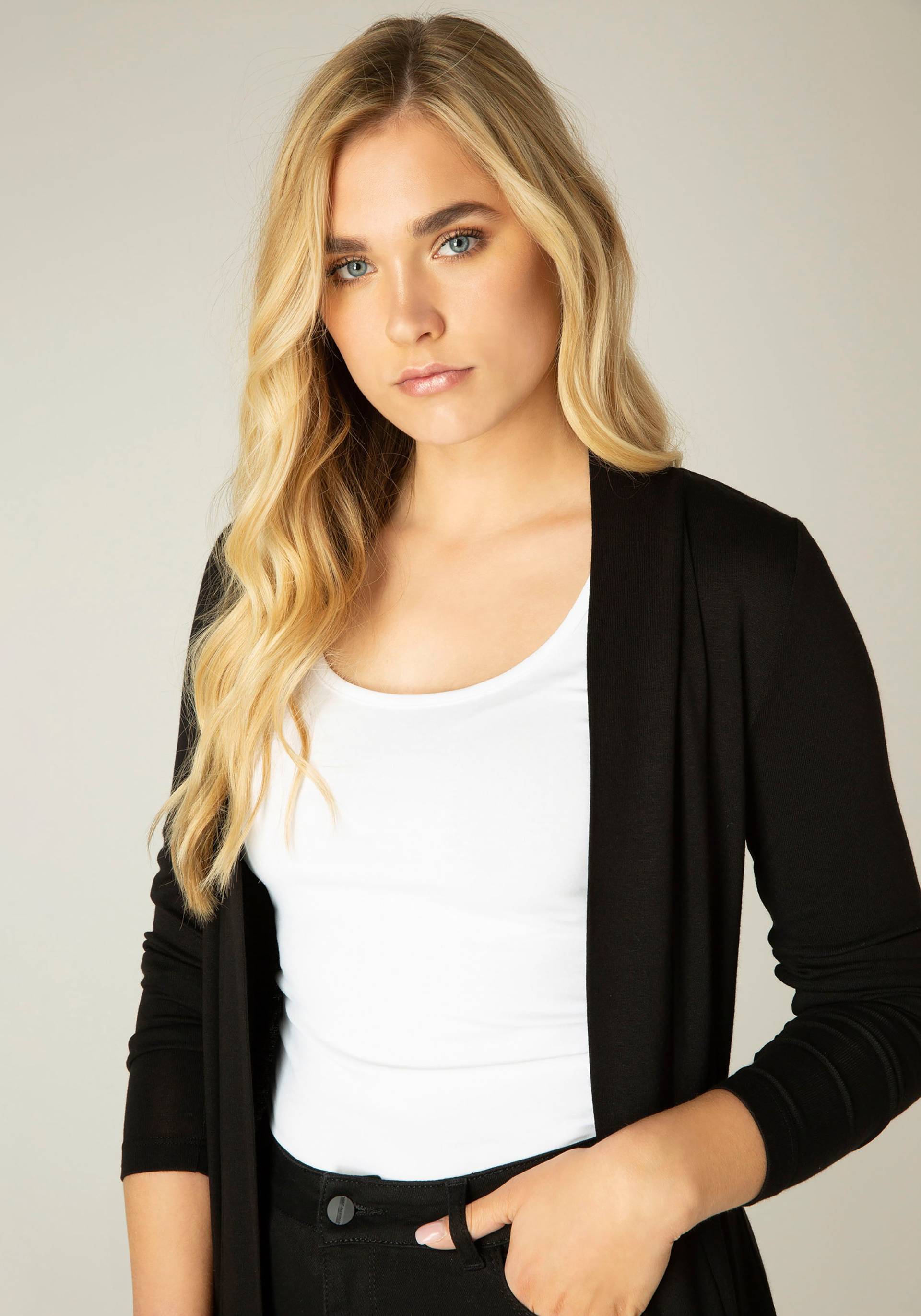 Base Level Strickjacke »Yayla«, In elastischem Feinstrick Base Level Strickjacke »Yayla«, In elastischem Feinstrick von Base Level