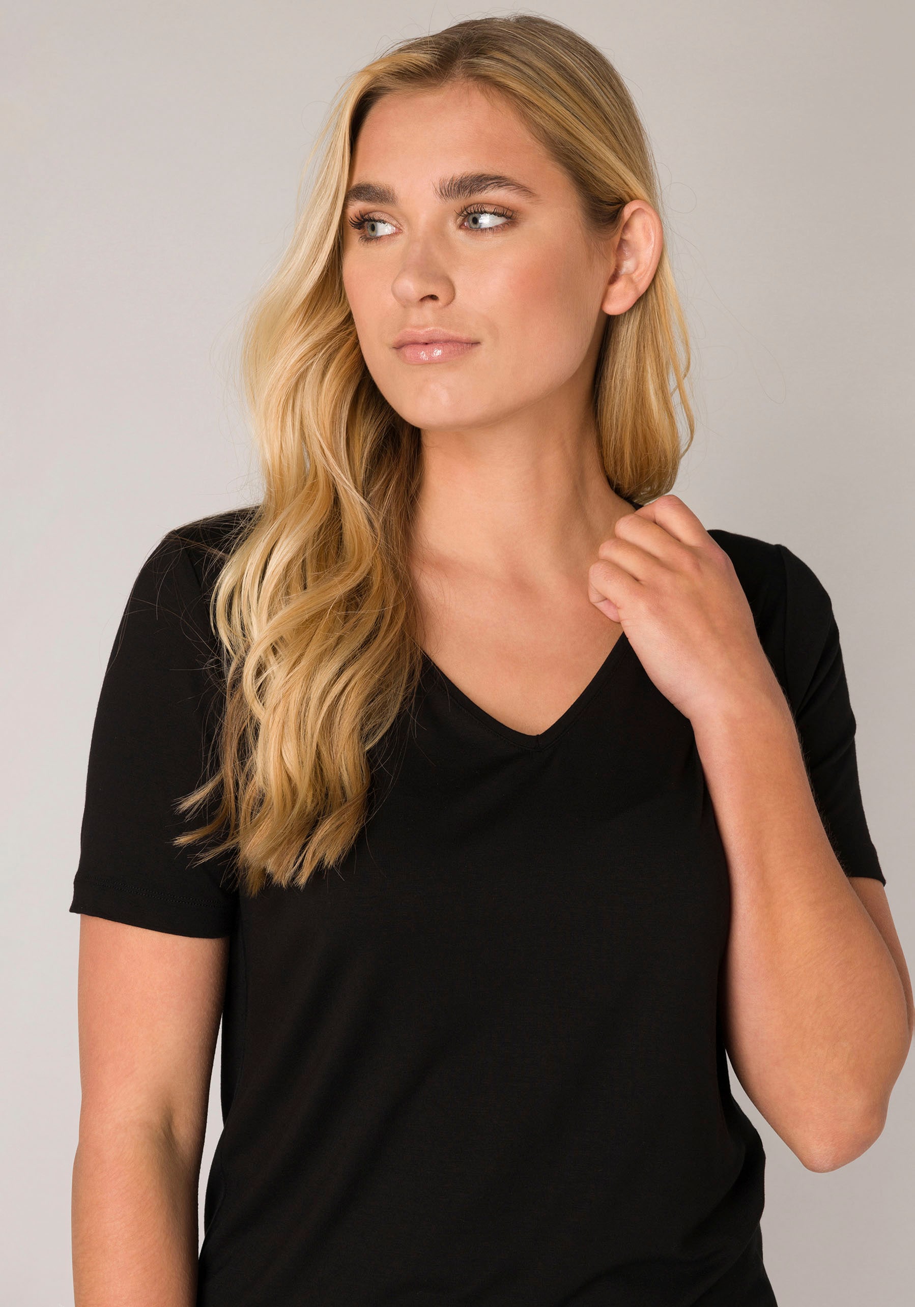 Base Level T-Shirt »Yanic«, mit V-Ausschnitt Base Level T-Shirt »Yanic«, mit V-Ausschnitt von Base Level