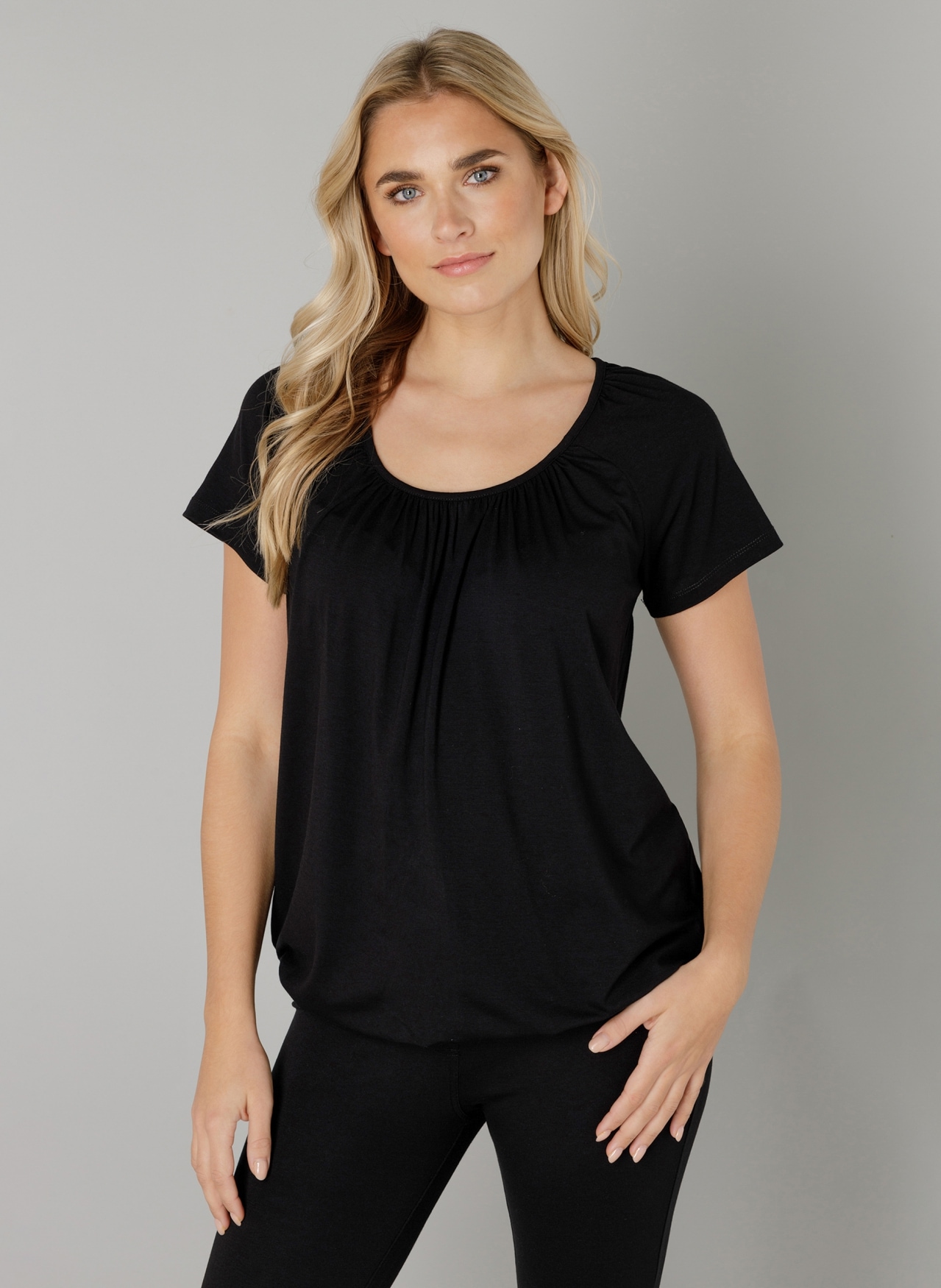 Base Level T-Shirt »Yona«, mit Raffung am Ausschnitt und elastischem Bund Base Level T-Shirt »Yona«, mit Raffung am Ausschnitt und elastischem Bund von Base Level
