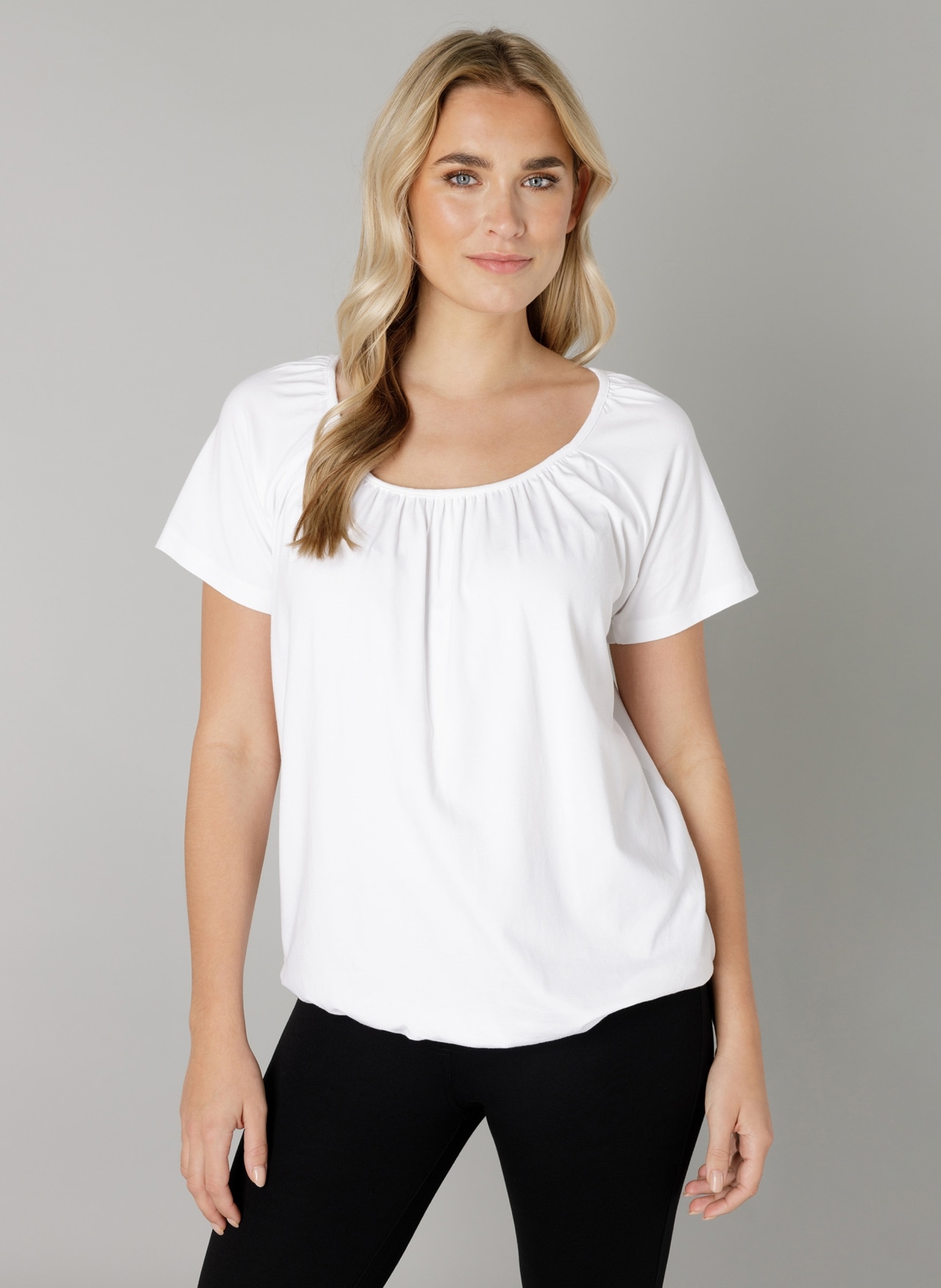 Base Level T-Shirt »Yona«, mit Raffung am Ausschnitt und elastischem Bund Base Level T-Shirt »Yona«, mit Raffung am Ausschnitt und elastischem Bund von Base Level