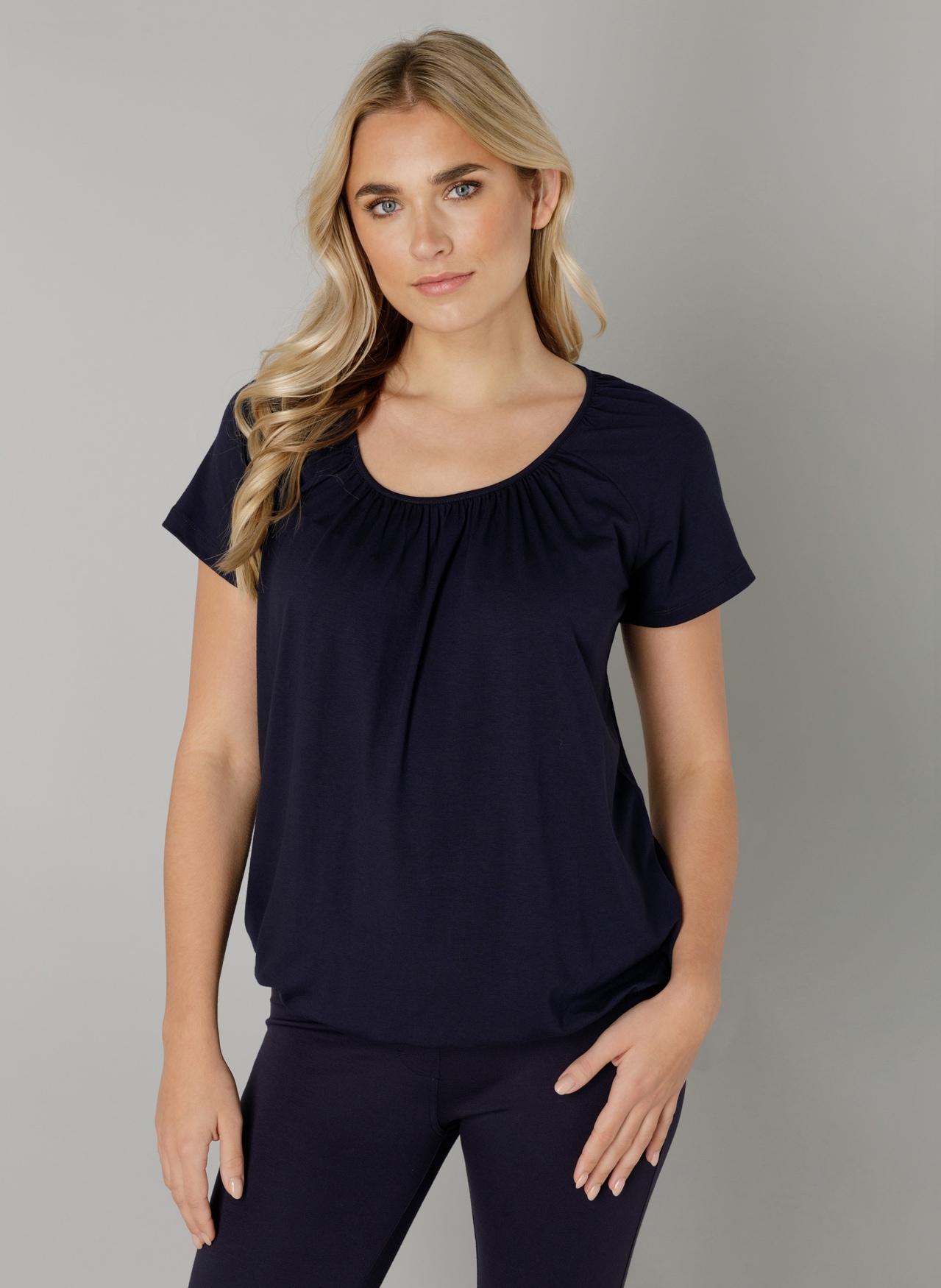 Base Level T-Shirt »Yona«, mit Raffung am Ausschnitt und elastischem Bund Base Level T-Shirt »Yona«, mit Raffung am Ausschnitt und elastischem Bund von Base Level
