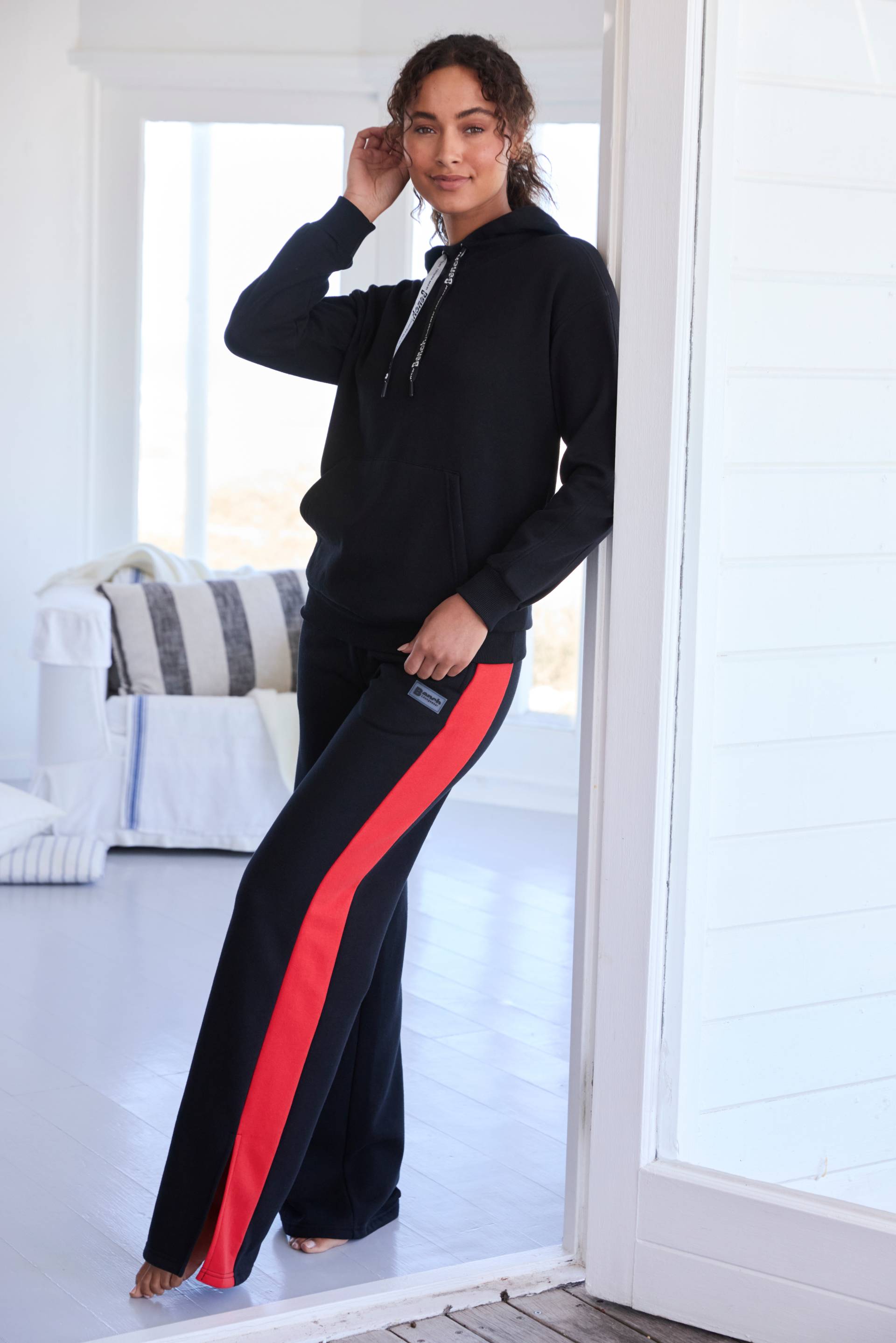 Bench. Loungewear Kapuzensweatshirt, mit Kängurutasche Bench. Loungewear Kapuzensweatshirt, mit Kängurutasche von Bench. Loungewear