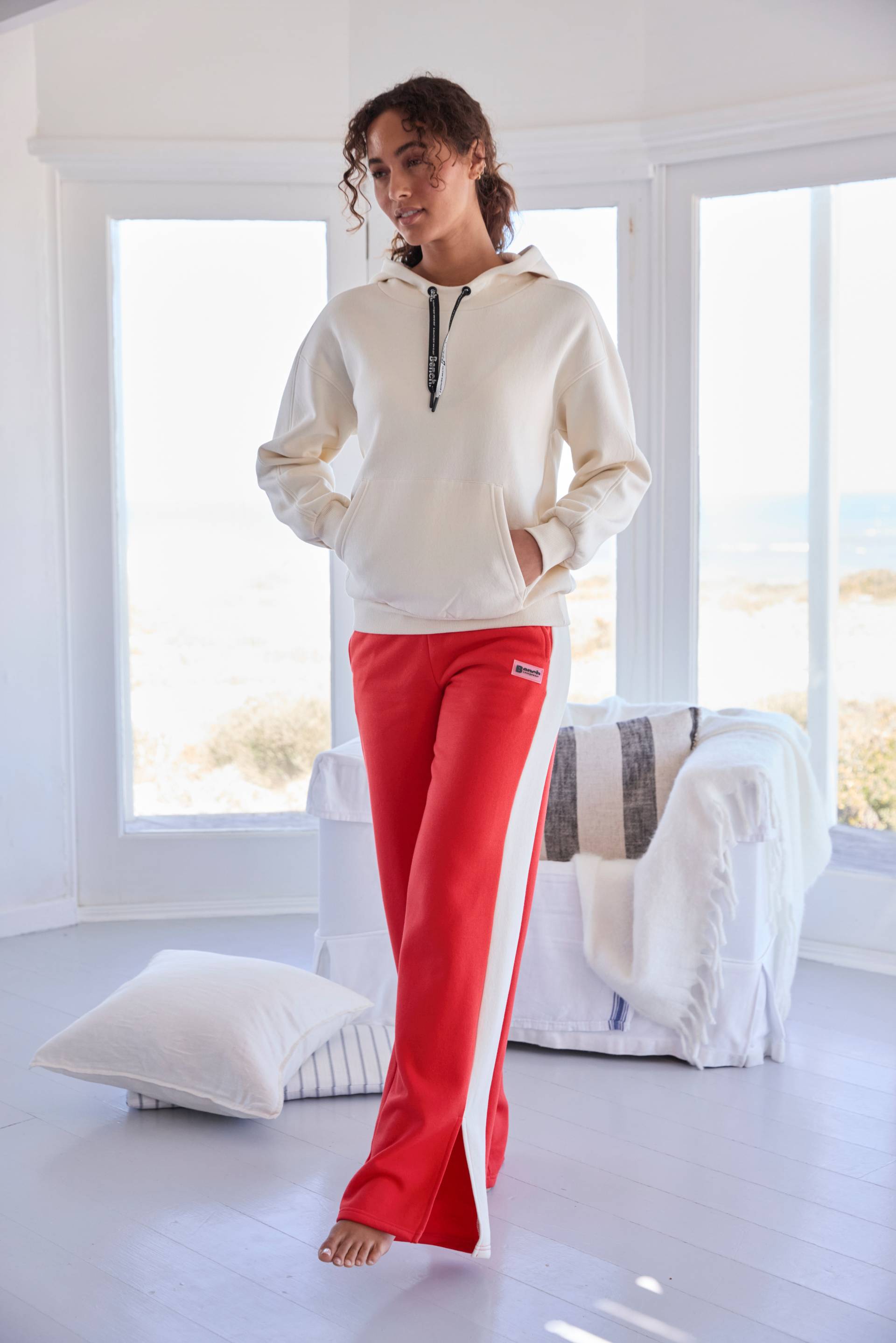 Bench. Loungewear Loungehose, mit Seitenschlitzen am Beinsaum und Silikon Logo Badge Bench. Loungewear Loungehose, mit Seitenschlitzen am Beinsaum und Silikon Logo Badge von Bench. Loungewear