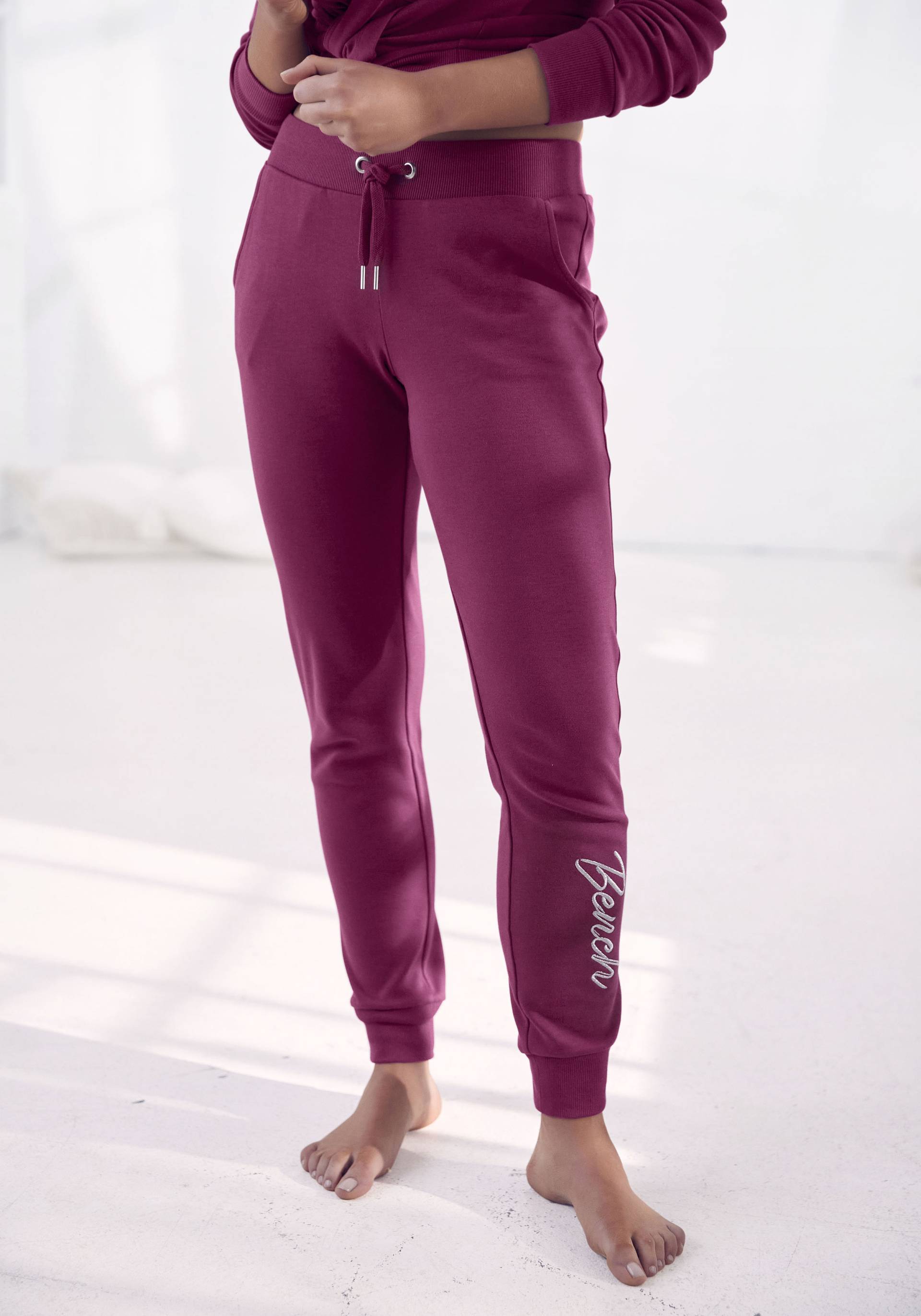 Bench. Loungewear Relaxhose, mit glänzender Logostickerei, Loungewear Bench. Loungewear Relaxhose, mit glänzender Logostickerei, Loungewear von Bench. Loungewear