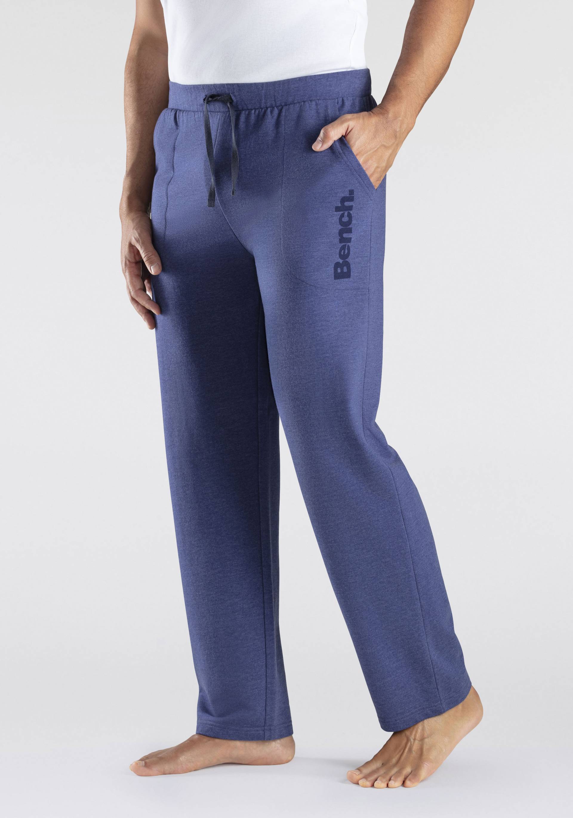 Bench. Loungewear Jogginghose »kurze Relaxshort mit Kordel, Jogginghose,«, leichte Sweat-Qualität von Bench. Loungewear