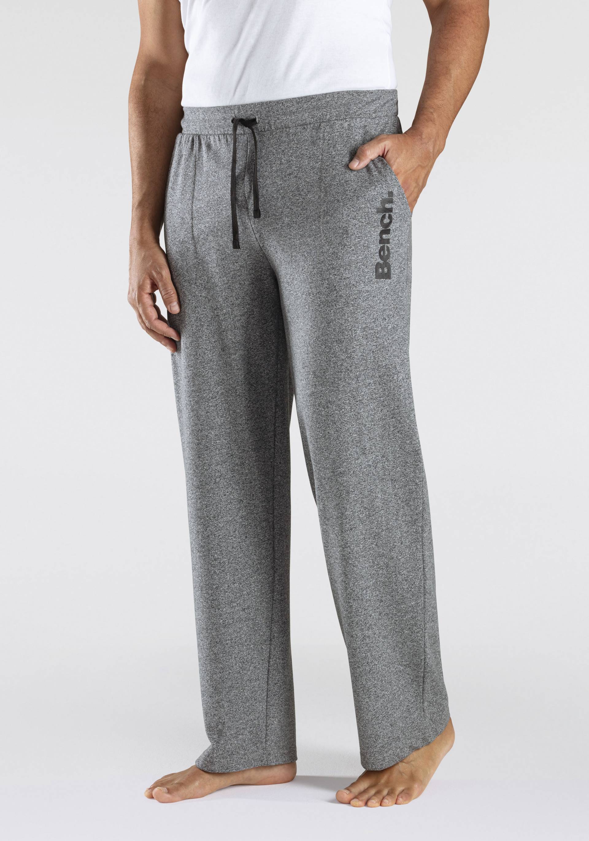 Bench. Loungewear Jogginghose »kurze Relaxshort mit Kordel, Jogginghose,«, leichte Sweat-Qualität von Bench. Loungewear